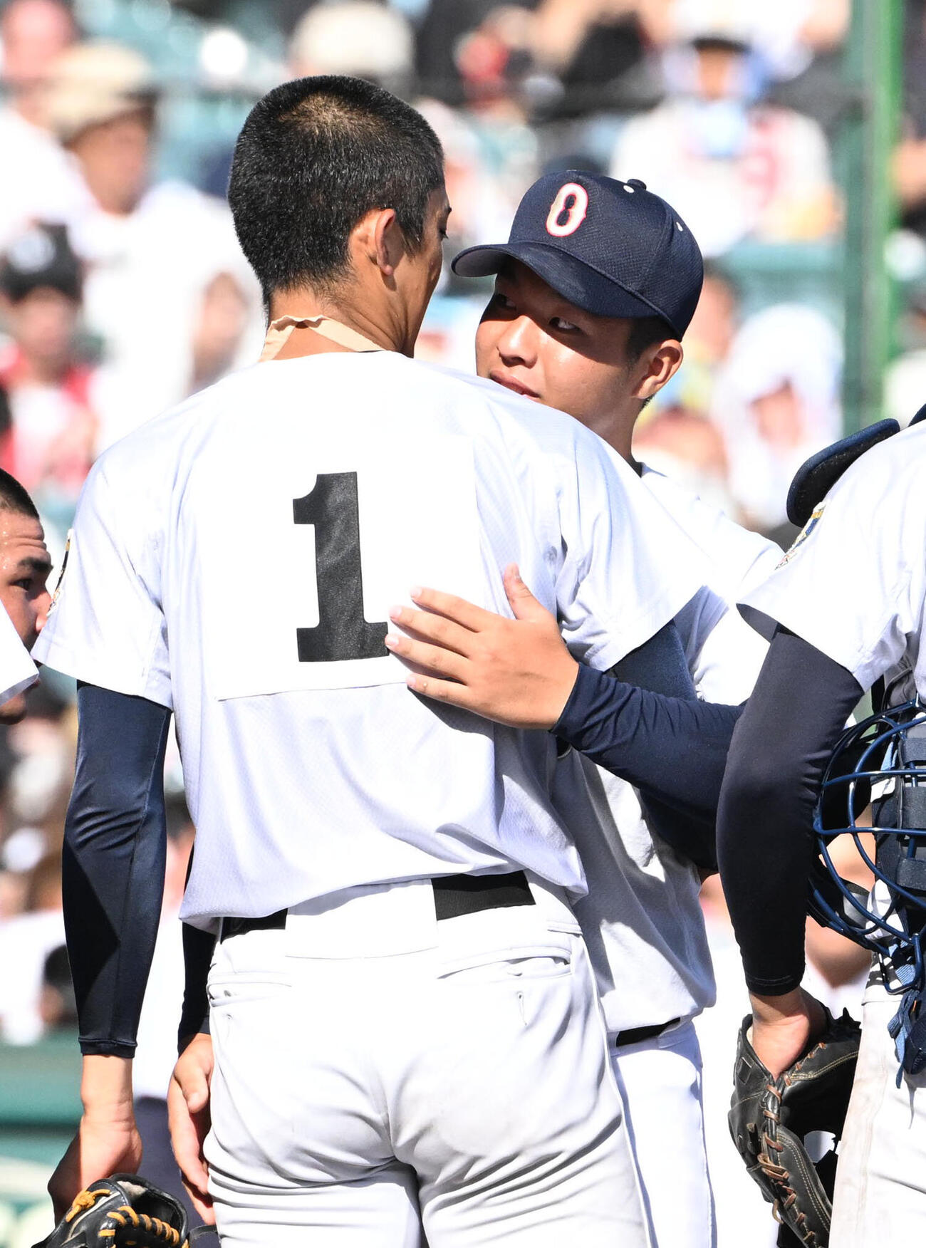 横浜対沖縄尚学　試合終了後に整列し、沖縄尚学の末吉良丞（右）と抱き合う織田翔希（撮影・石井愛子）