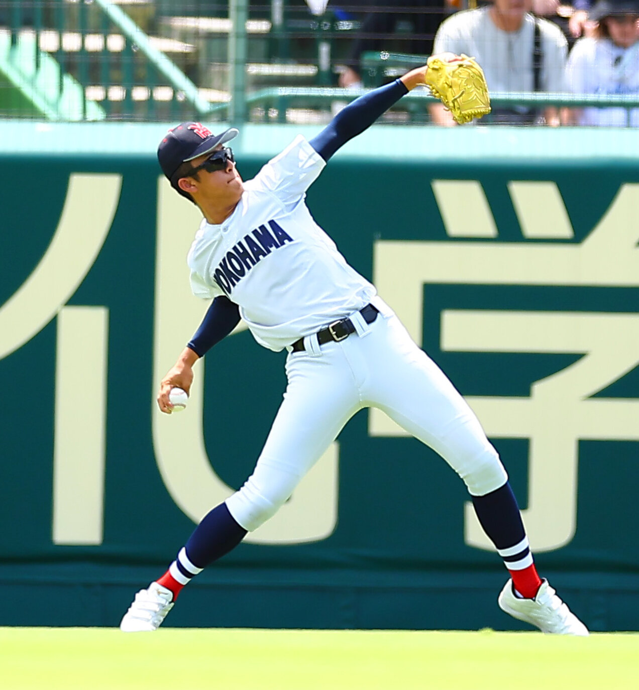 横浜対沖縄尚学　試合前にキャッチボールする横浜・織田翔希（撮影・野上伸悟）