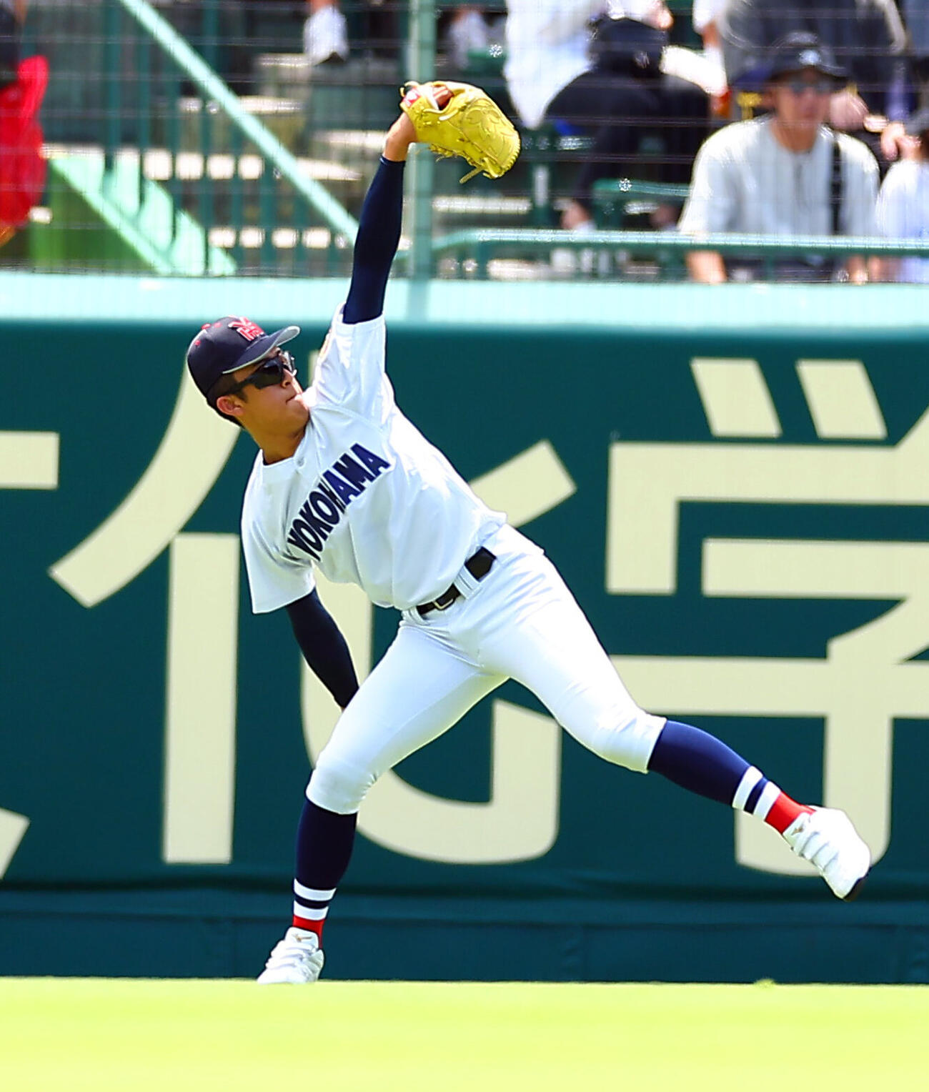横浜対沖縄尚学　試合前にキャッチボールする横浜・織田翔希（撮影・野上伸悟）