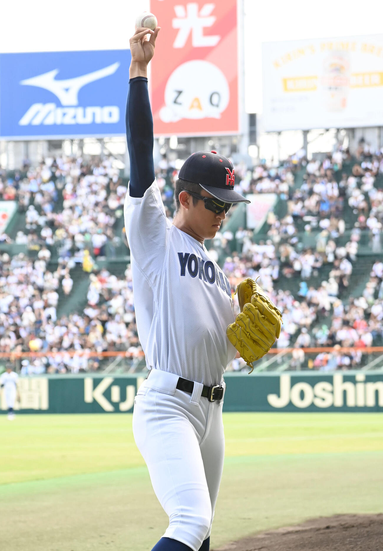 横浜対沖縄尚学　試合前、投球練習をする横浜の織田翔希（撮影・石井愛子）