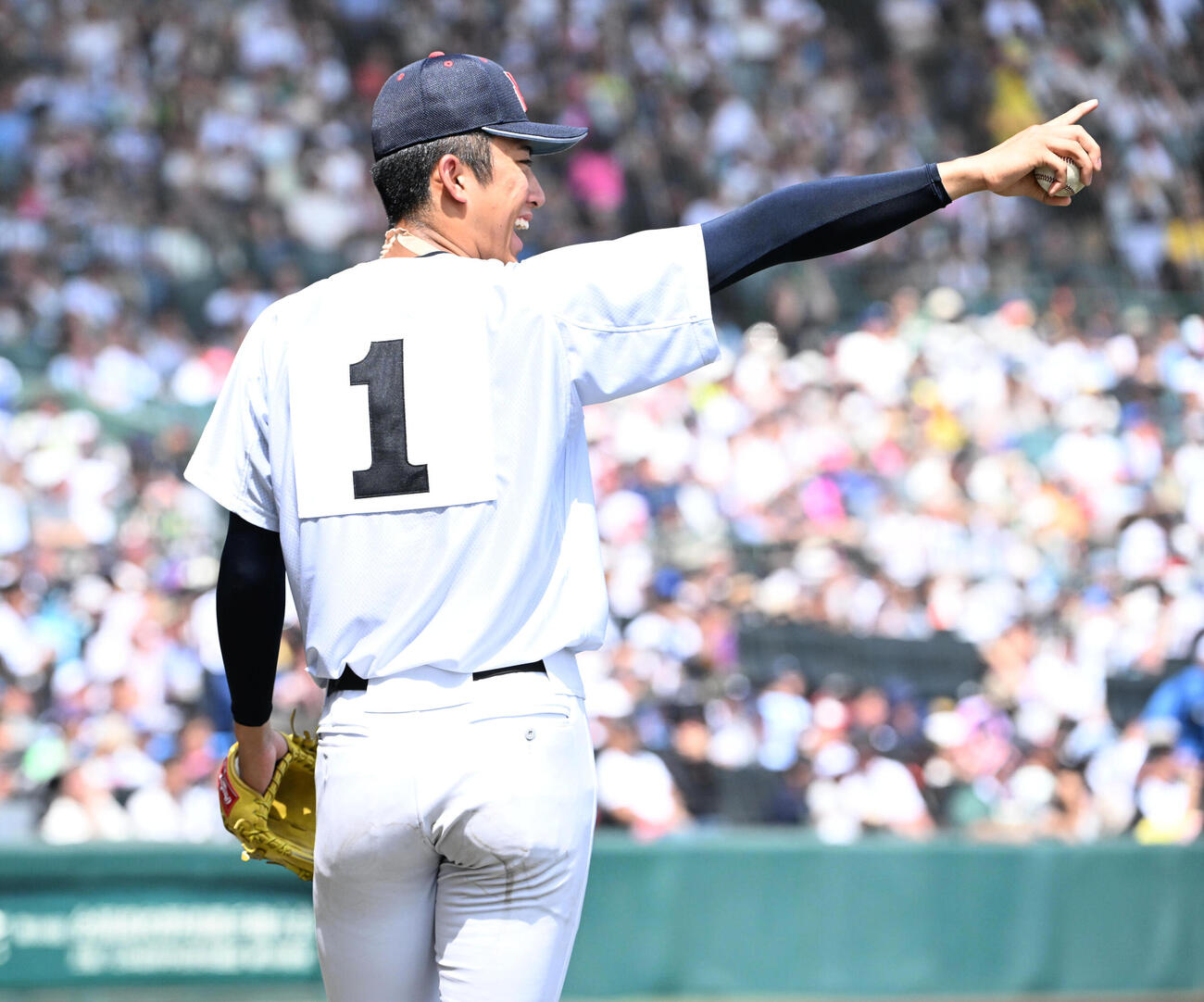 横浜対沖縄尚学　2回表横浜2死二塁、脇山魁音の先制点に喜ぶ織田翔希（撮影・石井愛子）