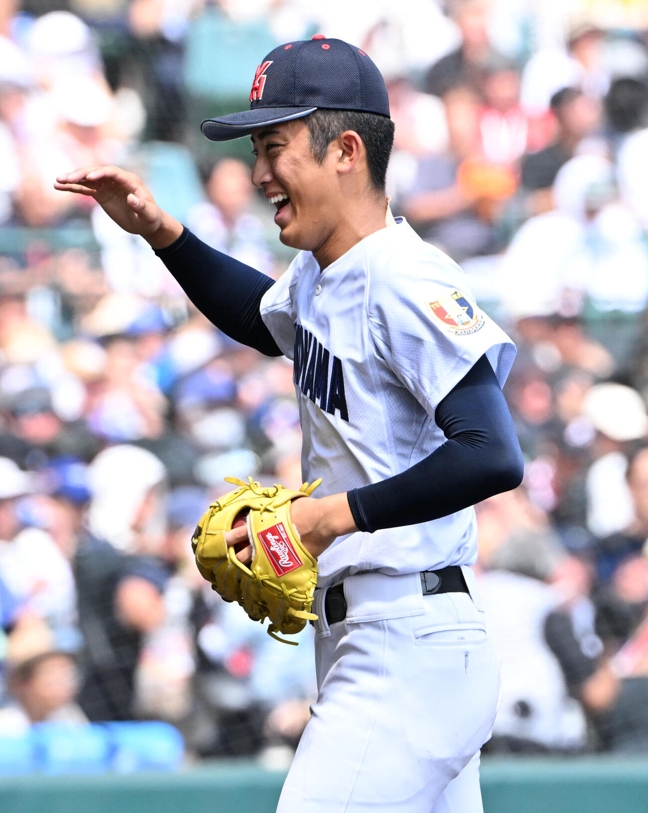 横浜対沖縄尚学　1回裏を投げ終え笑顔でベンチに引き揚げる織田翔希（撮影・石井愛子）