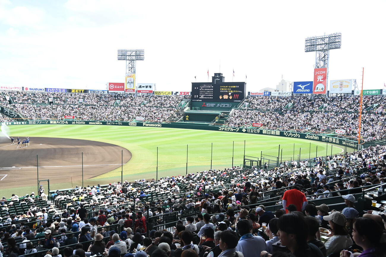 横浜対沖縄尚学　満員の甲子園球場（撮影・石井愛子）