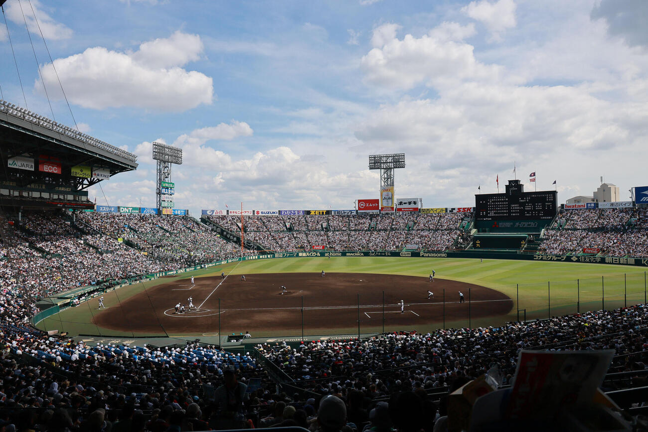 横浜対沖縄尚学　満員の甲子園球場（撮影・上山淳一）