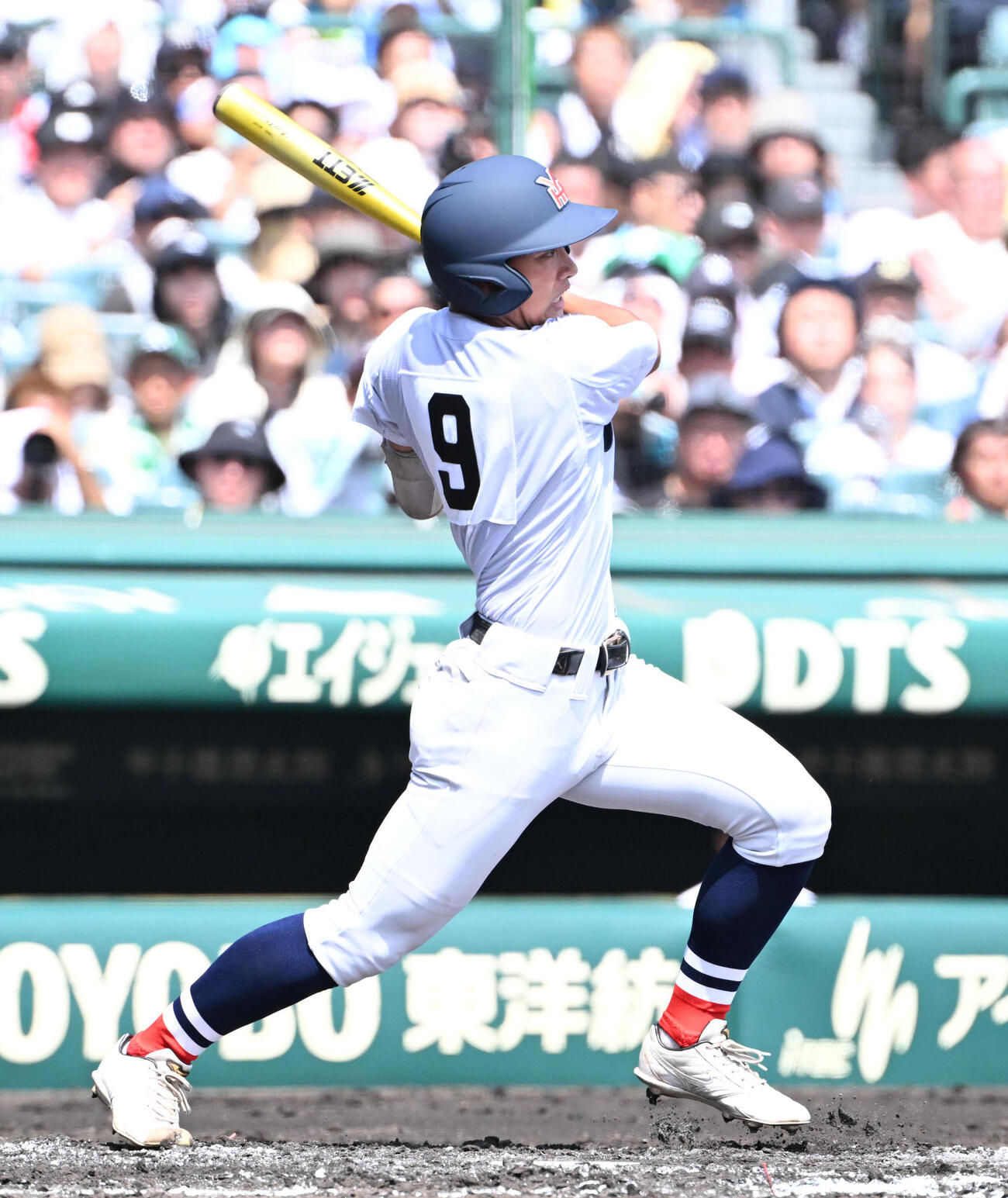 横浜対沖縄尚学　2回表横浜2死一塁、千島大翼は適時打を放つ（撮影・石井愛子）