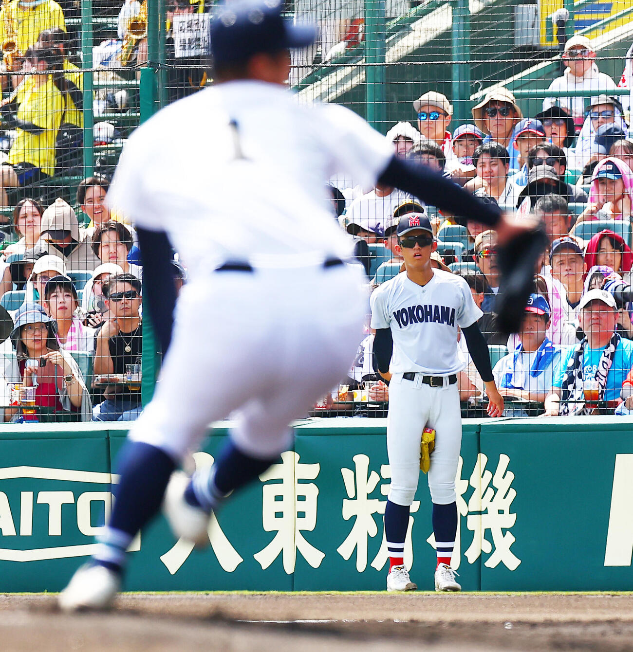 横浜対沖縄尚学　沖縄尚学先発の末吉良丞（手前）をみつめる横浜先発の織田翔希（撮影・野上伸悟）