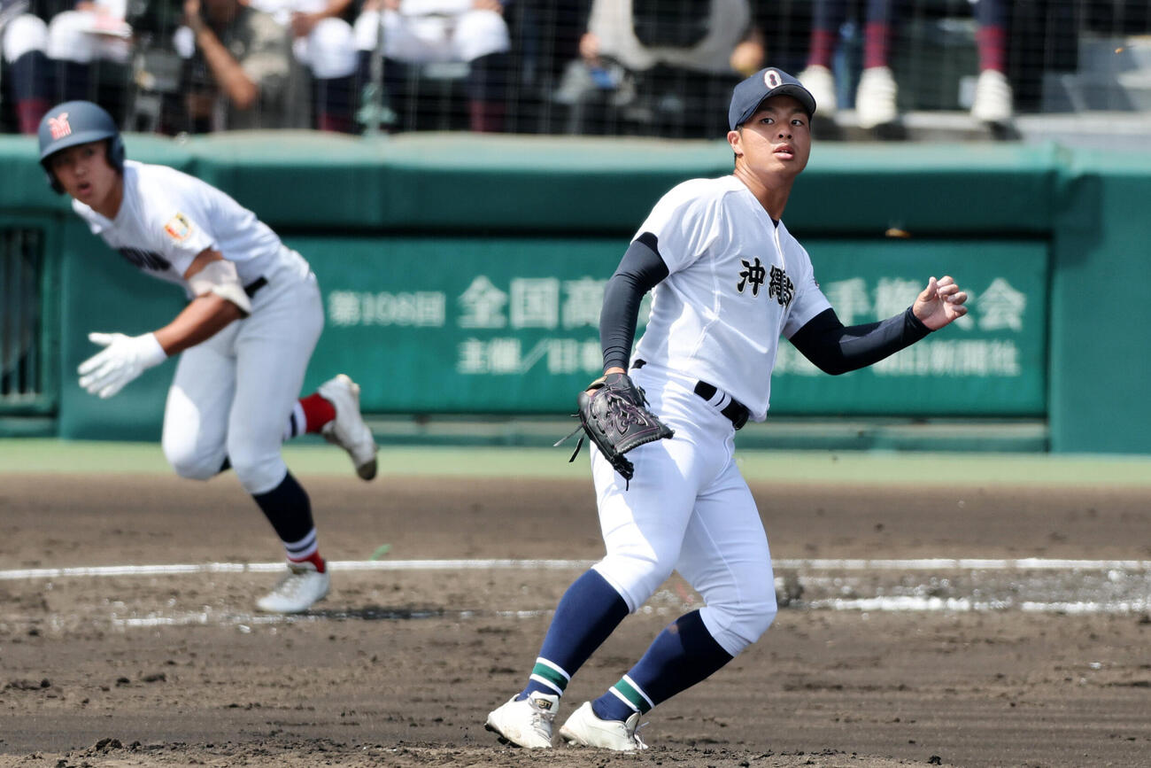 横浜対沖縄尚学　2回表横浜2死一塁、千鳥大翼（左）に適時三塁打を浴びる末吉良丞