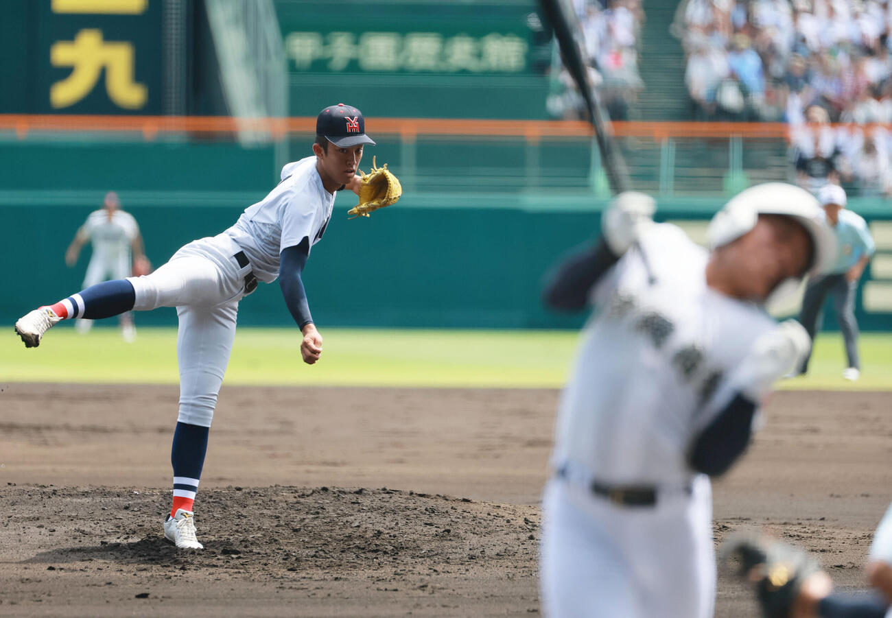 横浜対沖縄尚学　1回裏沖縄尚学1死、織田翔希は玉那覇宝生に死球を当てる（撮影・上山淳一）