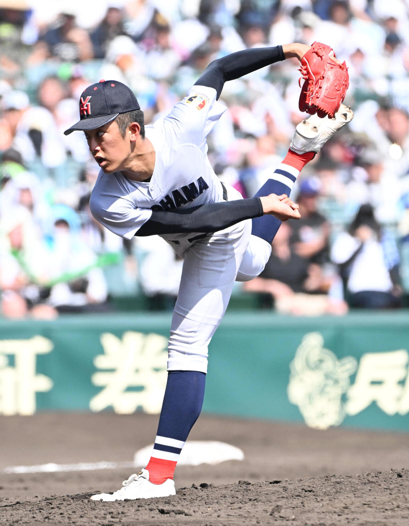 横浜対沖縄尚学　力投する織田翔希（撮影・石井愛子）