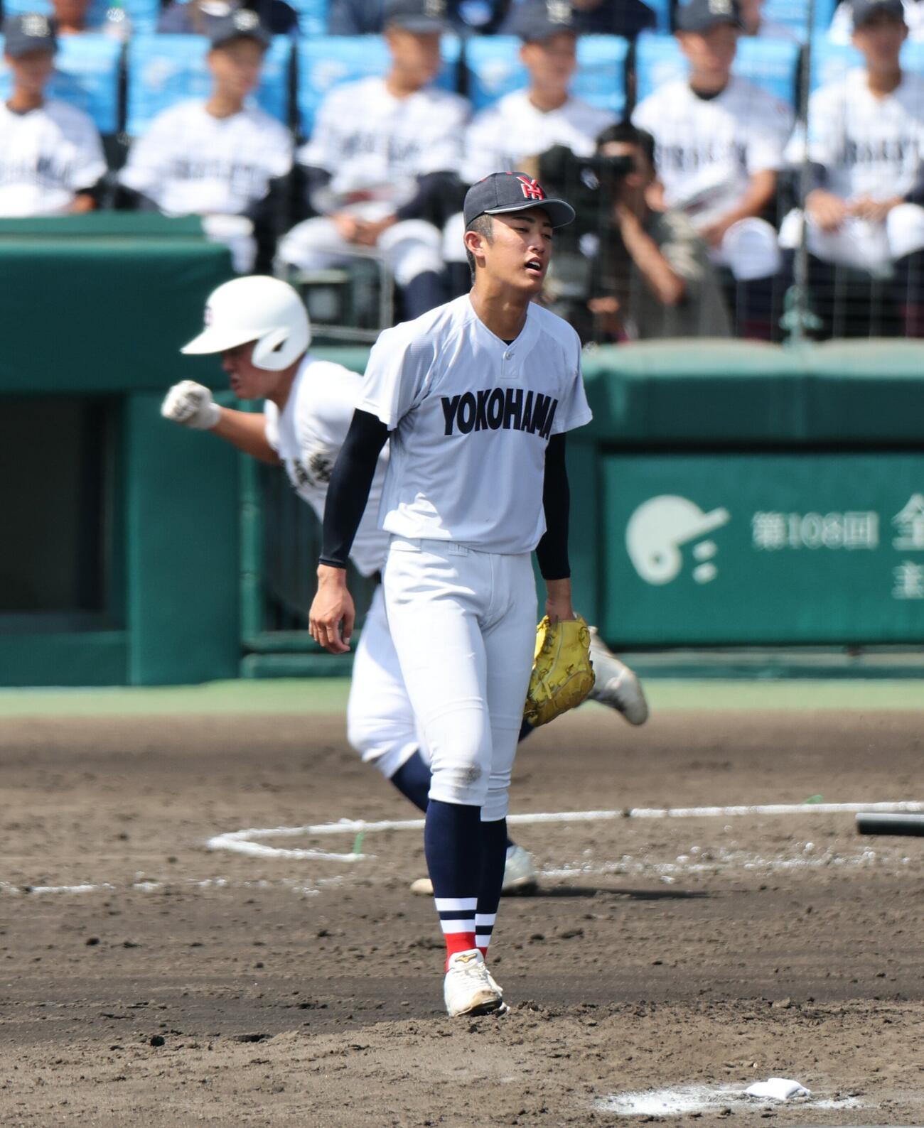 横浜対沖縄尚学　2回裏沖縄尚学2死一、三塁、秋江駿斗（後方）に左前適時打を浴びて肩を落とす横浜先発の織田翔希