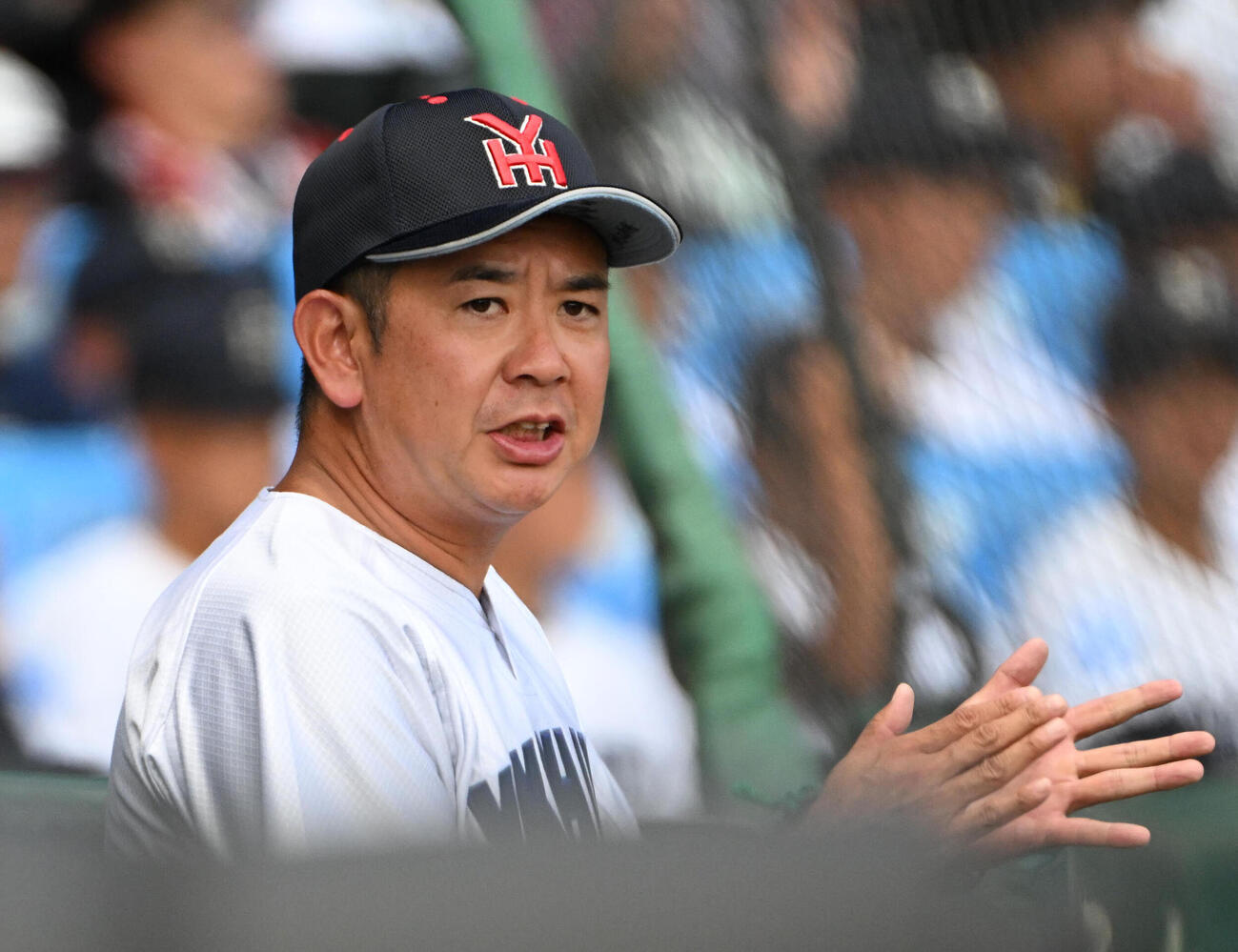 横浜対沖縄尚学　ナインに声をかける横浜の村田浩明監督（撮影・石井愛子）