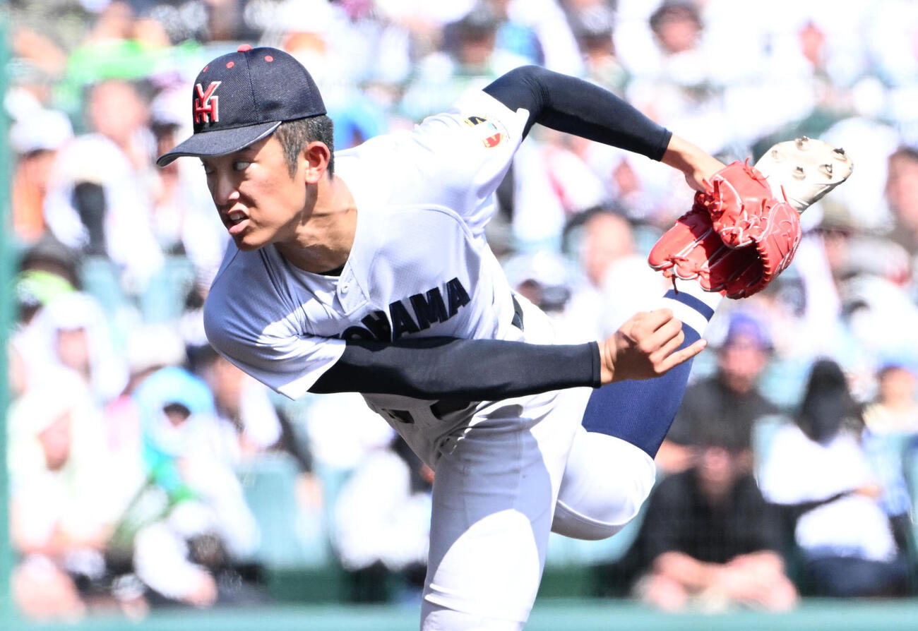 横浜対沖縄尚学　力投する横浜先発の織田翔希（撮影・石井愛子）