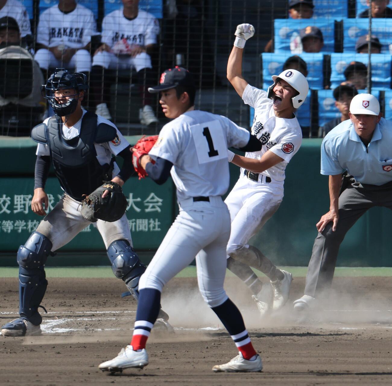 横浜対沖縄尚学　6回裏沖縄尚学2死二塁、山川大雅の適時打で生還してガッツポーズする久場心颯。手前は織田希