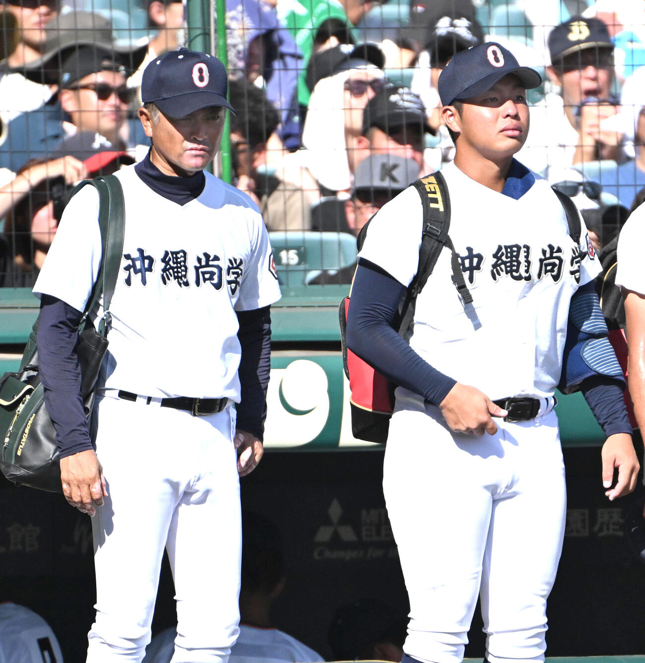 横浜対沖縄尚学　横浜に負け肩をおとす沖縄尚学の比嘉公也監督（左）、末吉良丞（撮影・石井愛子）