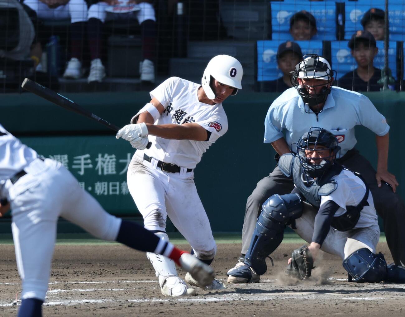 横浜対沖縄尚学　7回裏沖縄尚学1死三塁、空振り三振に倒れる慶留間大武