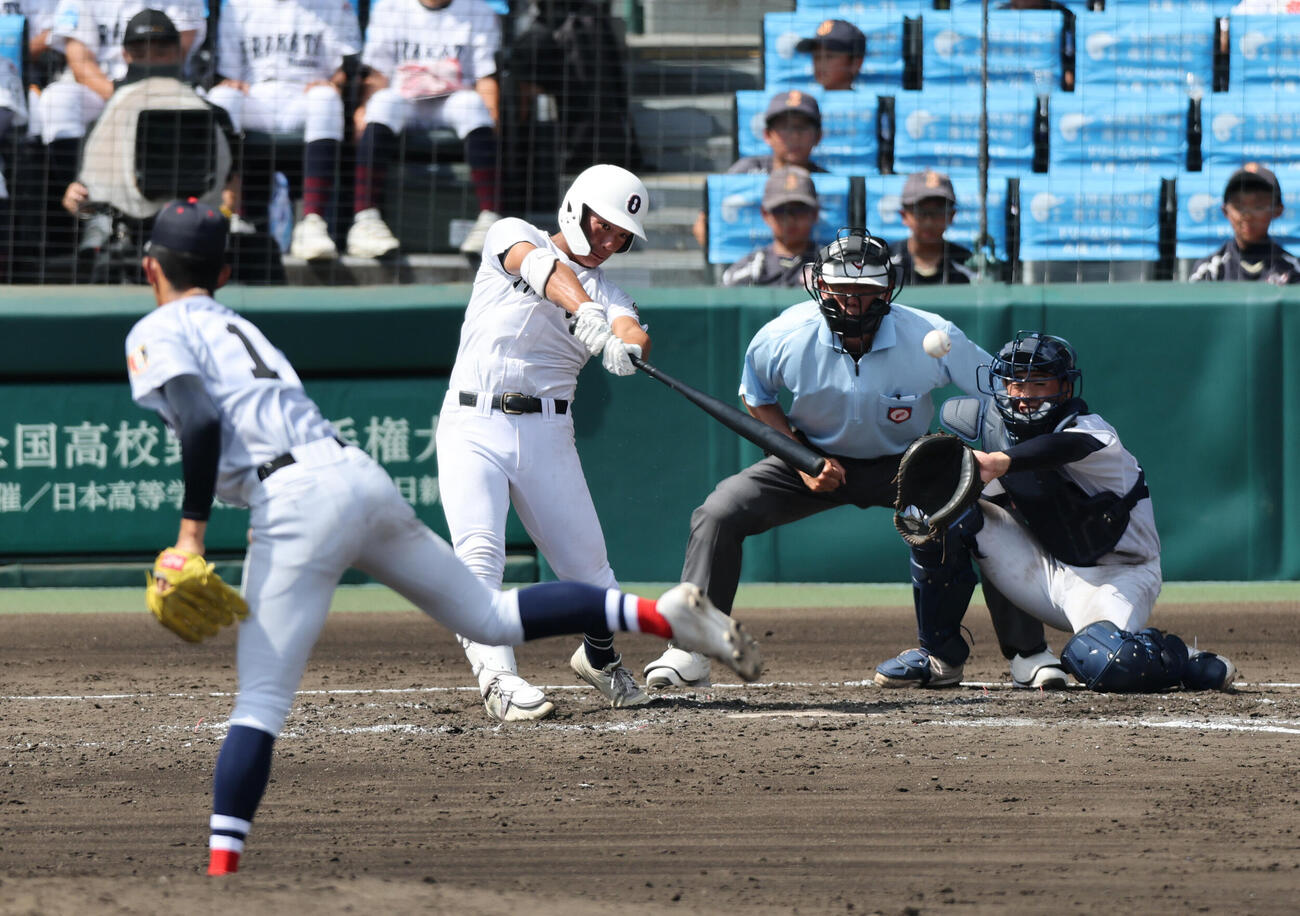 横浜対沖縄尚学　3回裏沖縄尚学2死、左前打を放つ慶留間大武