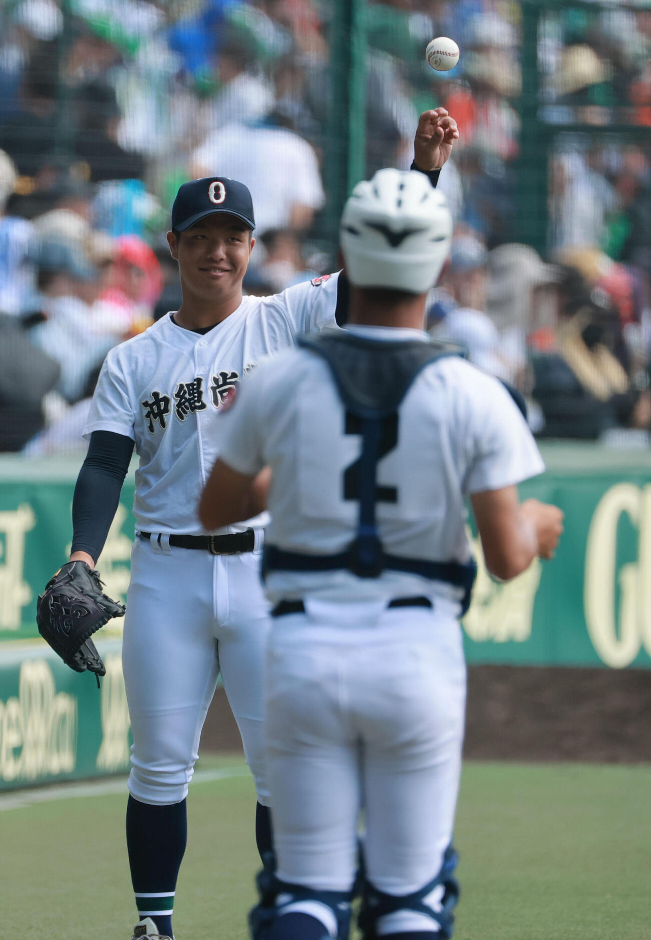 横浜対沖縄尚学　試合前リラックスした表情の沖縄尚学先発の末吉良丞（撮影・上山淳一）