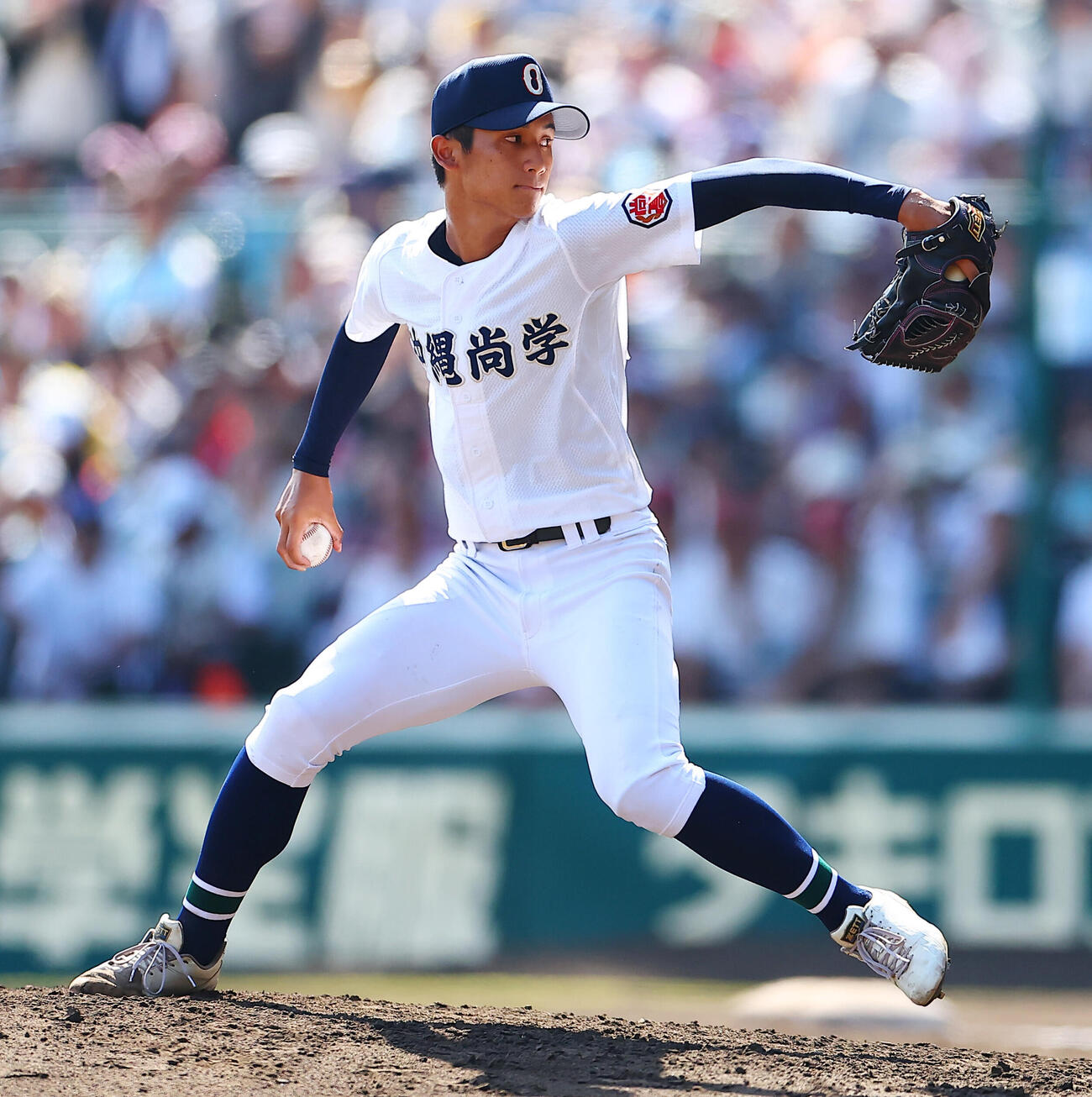 横浜対沖縄尚学　力投する沖縄尚学・新垣有絃（撮影・野上伸悟）