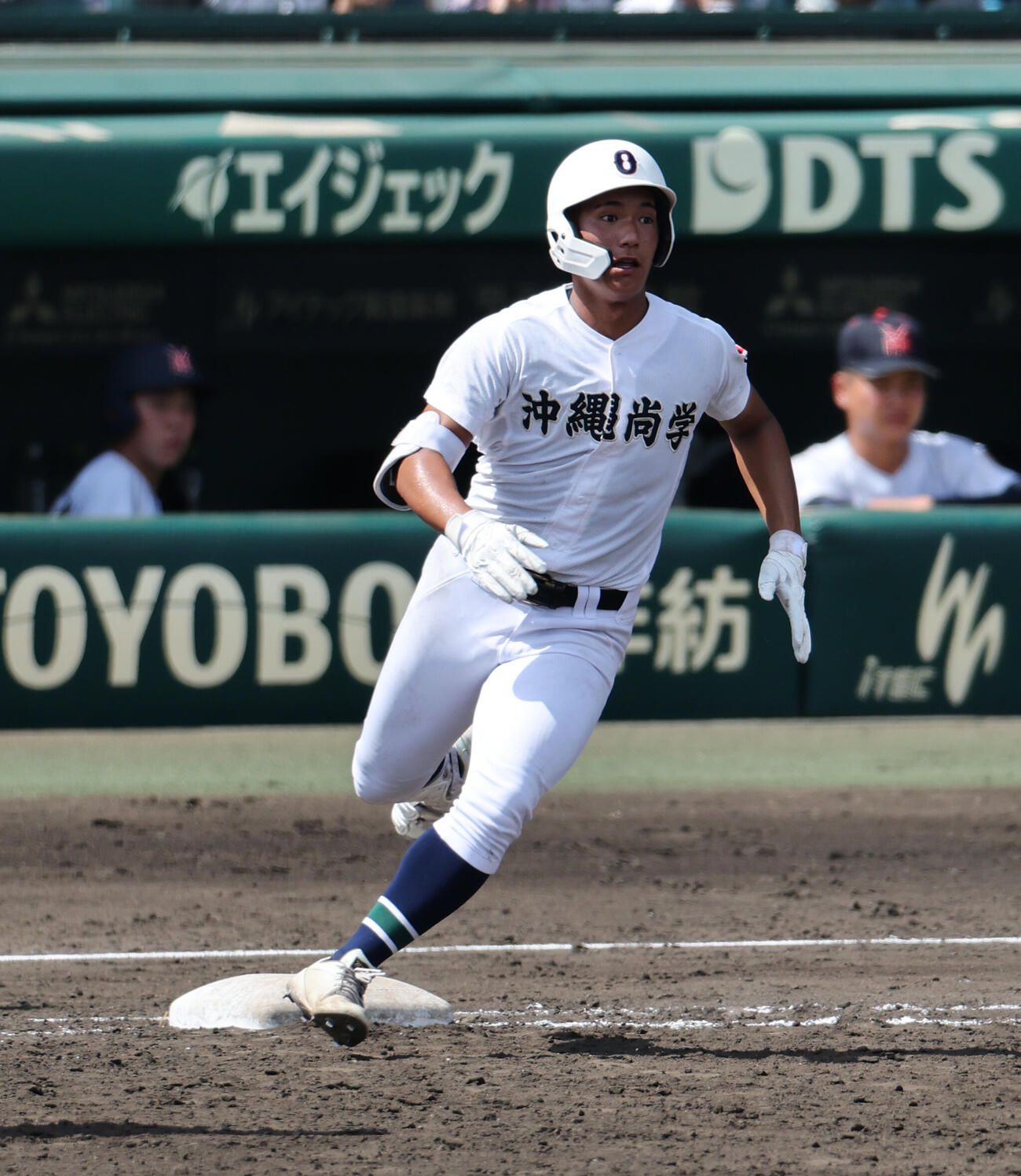 横浜対沖縄尚学　3回裏沖縄尚学2死、左前打を放ち一塁を回る慶留間大武＝阪神甲子園球場、猪飼健史撮影