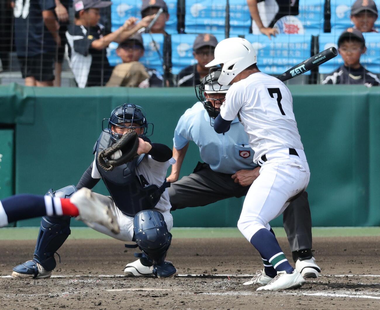 横浜－沖縄尚学　三回裏沖縄尚学＝阪神甲子園球場、猪飼健史撮影