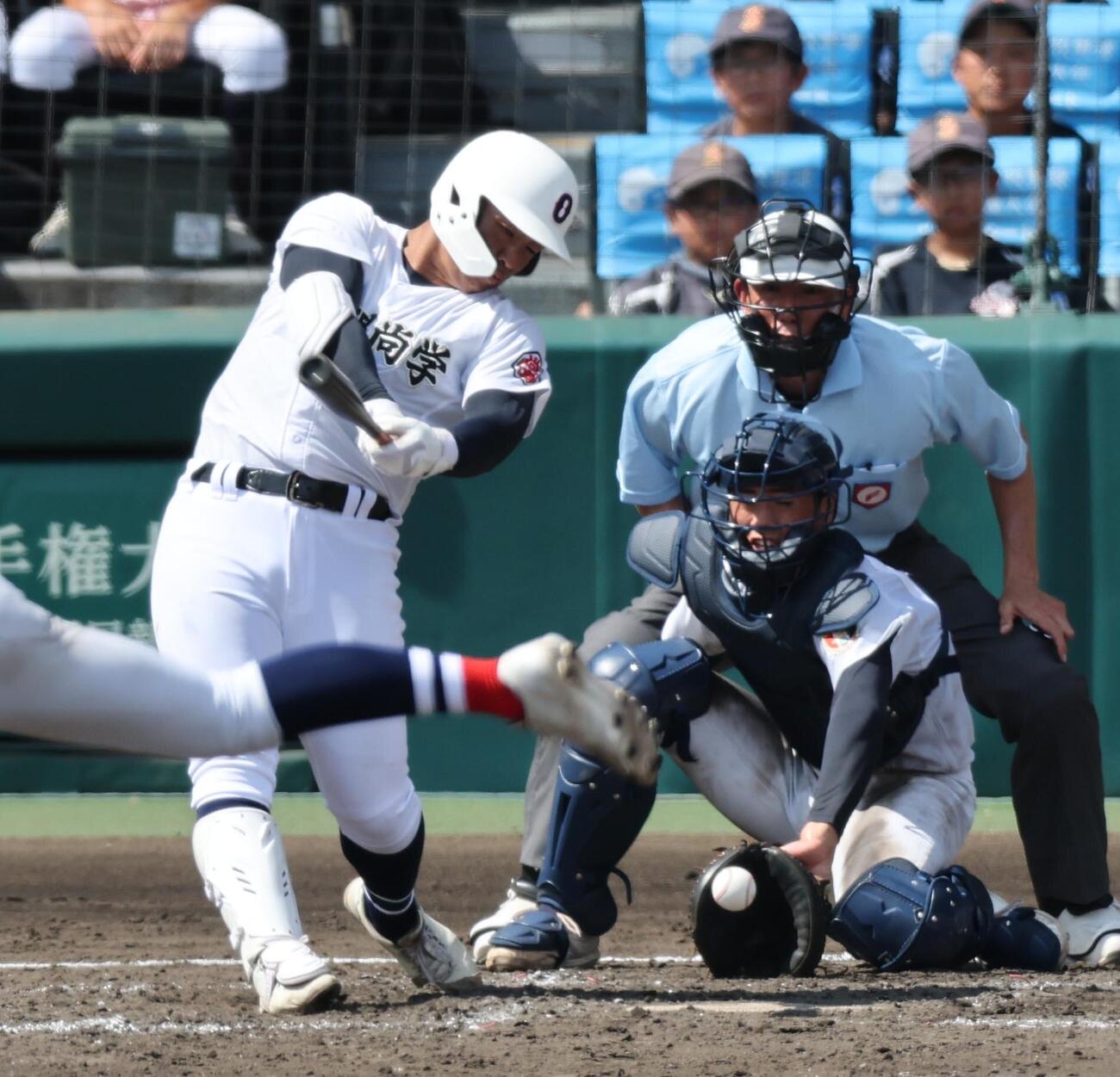 横浜－沖縄尚学　四回裏沖縄尚学＝阪神甲子園球場、猪飼健史撮影