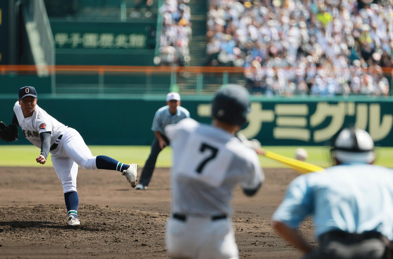 横浜対沖縄尚学　3回表横浜1死一、二塁、末吉良丞は江坂佳史に適時打を浴びる（撮影・上山淳一）