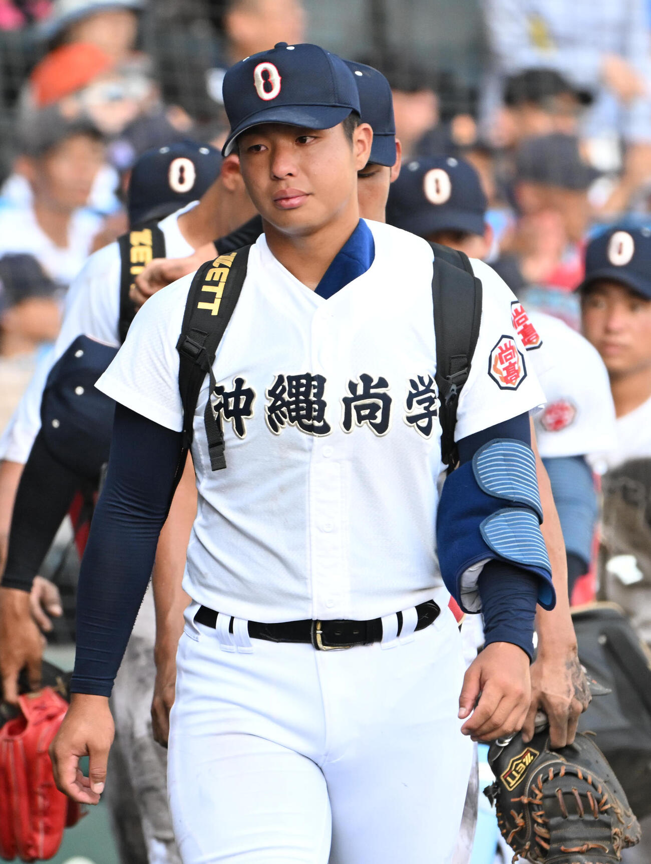 横浜対沖縄尚学　横浜に負け甲子園球場をあとにする沖縄尚学の末吉良丞（撮影・石井愛子）