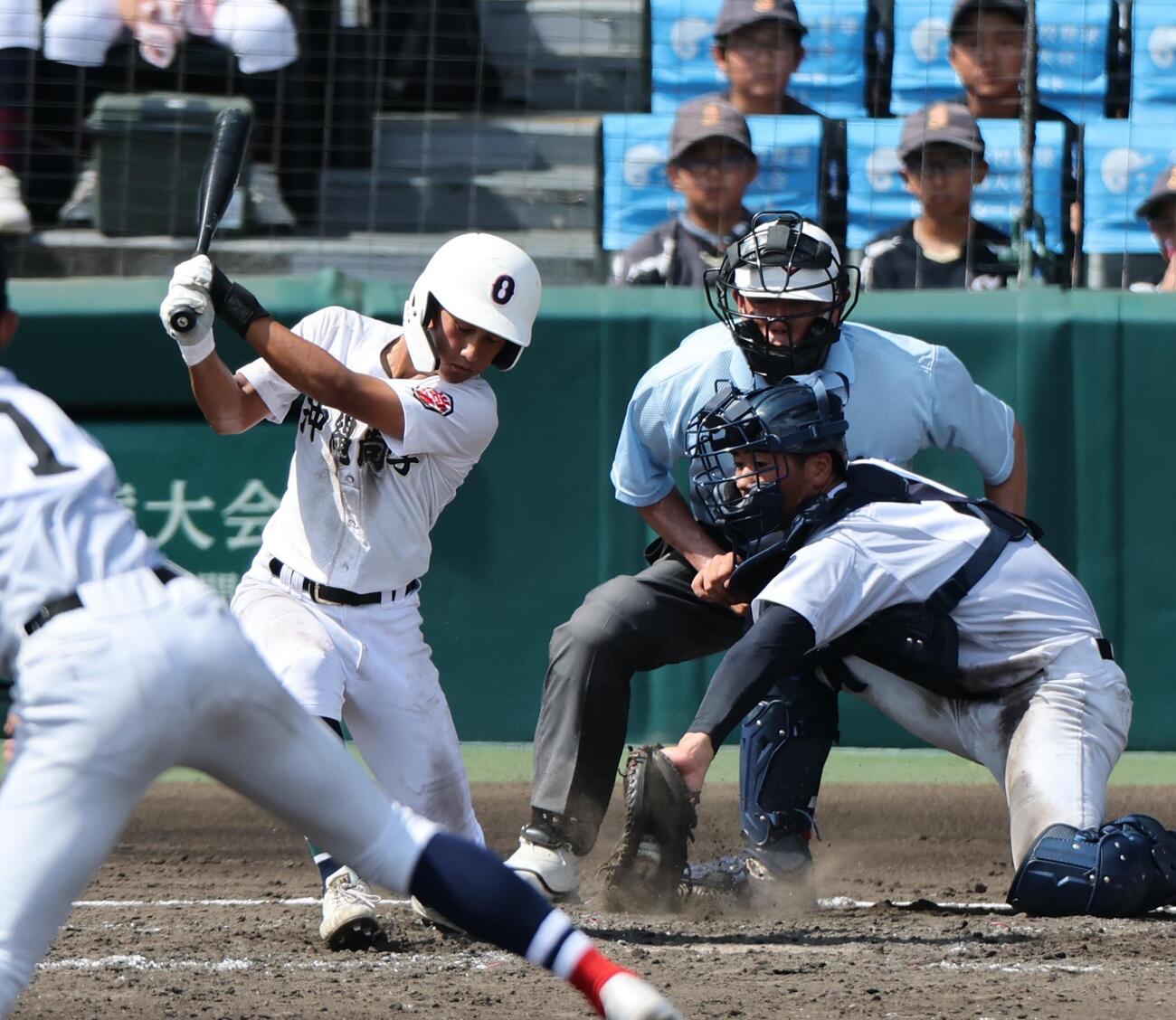 横浜－沖縄尚学　四回裏沖縄尚学＝阪神甲子園球場、猪飼健史撮影