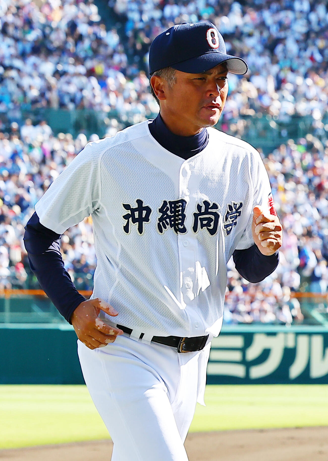 横浜対沖縄尚学　敗れて引き揚げる沖縄尚学・比嘉公也監督（撮影・野上伸悟）