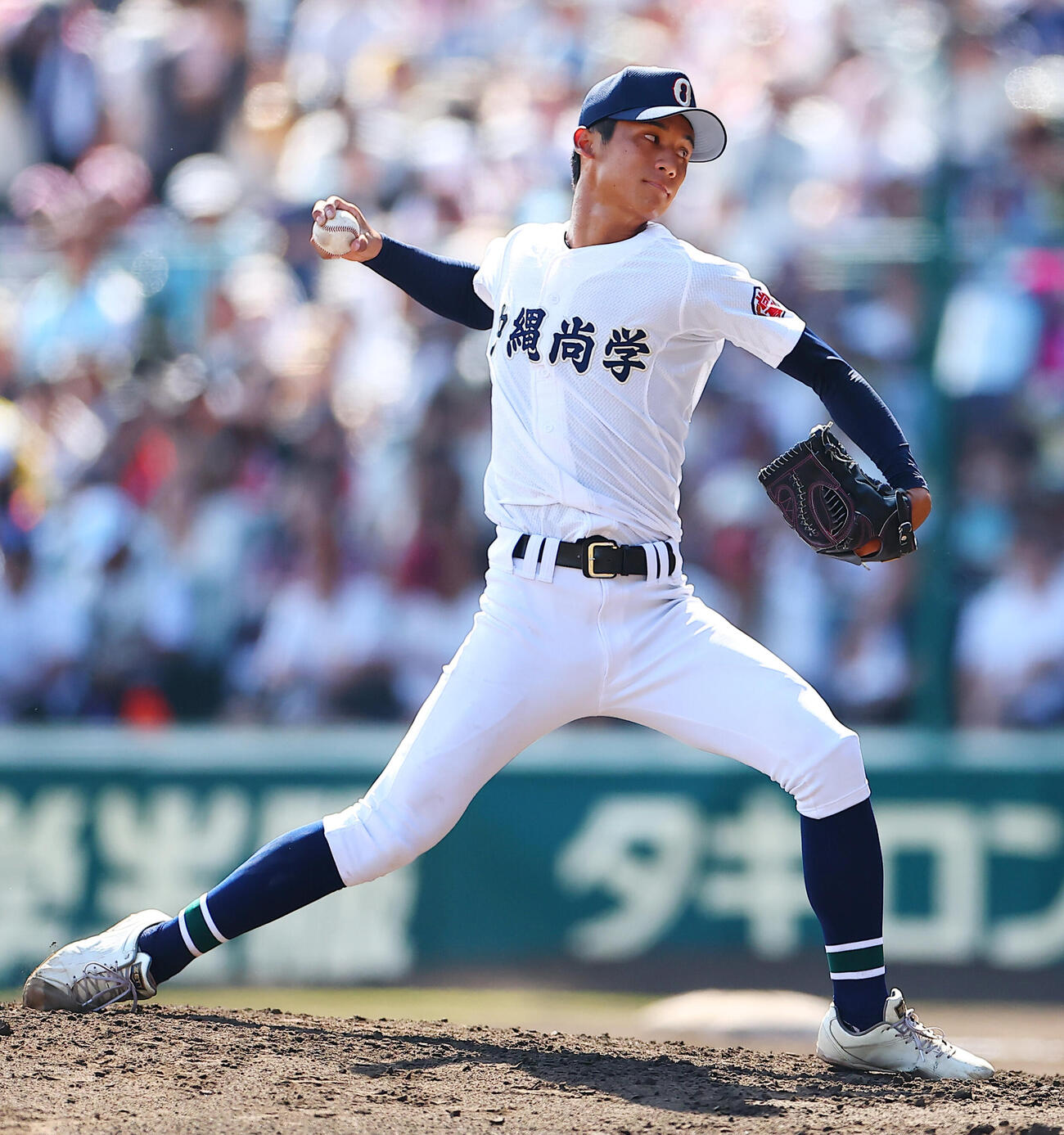 横浜対沖縄尚学　力投する沖縄尚学・新垣有絃（撮影・野上伸悟）