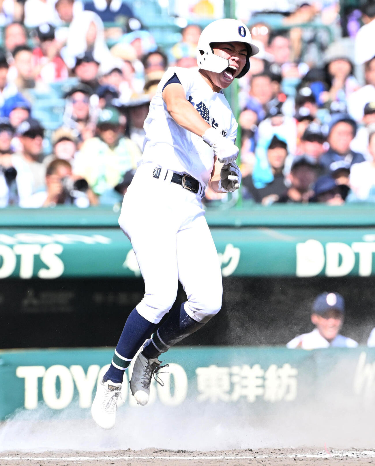 横浜対沖縄尚学　6回裏沖縄尚学2死二塁、山川大雅の適時打で生還する久場心颯（撮影・石井愛子）
