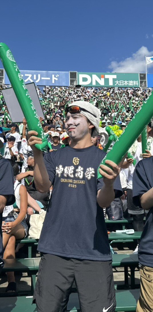 沖縄から沖縄尚学の応援に駆けつけ、チョンダラー姿で応援する山城璃貢さん（撮影・田島優大）