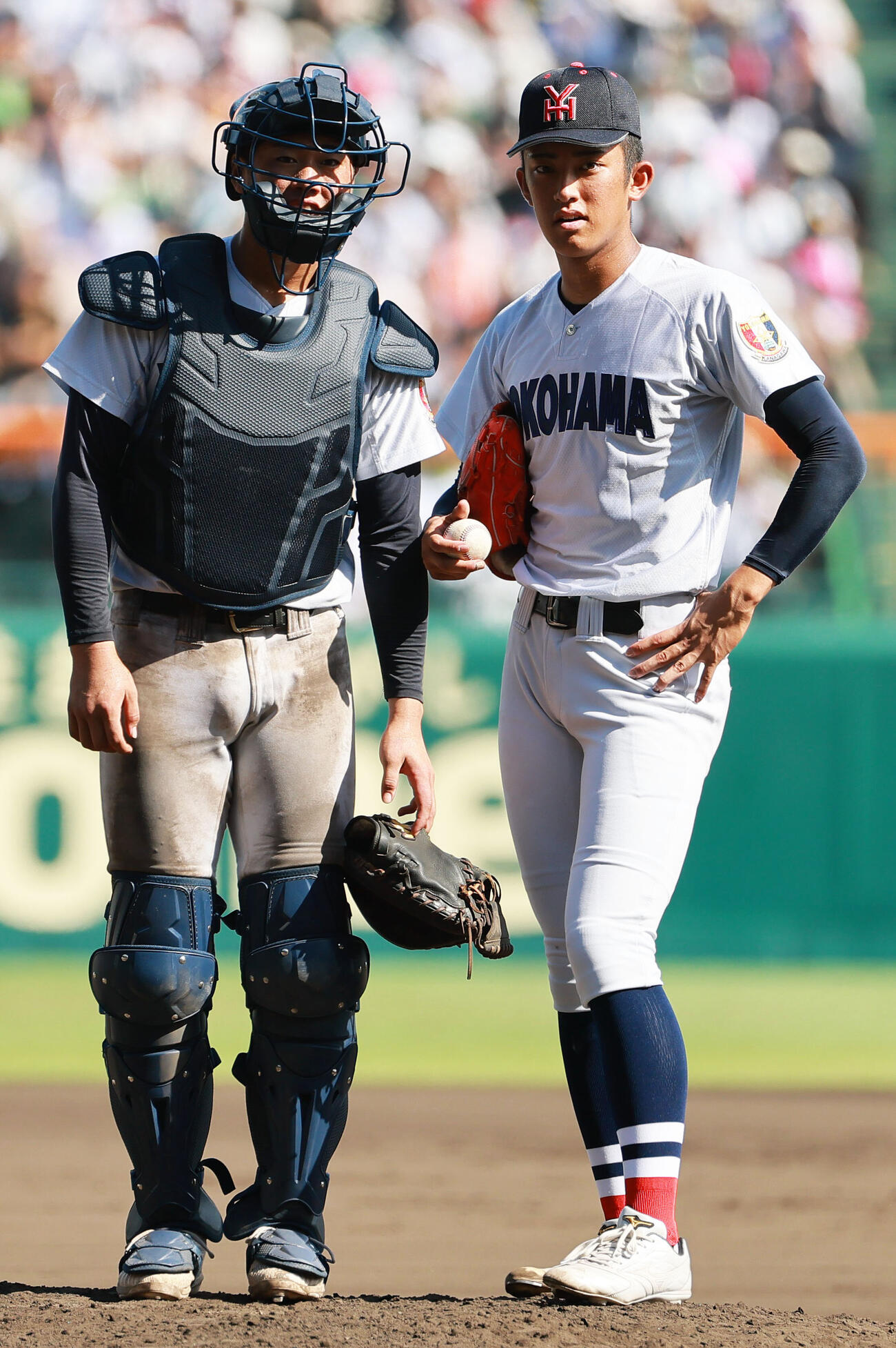 横浜対沖縄尚学　6回裏、横浜エース織田翔希（右）はマウンドで捕手山川大雅とベンチを見る（撮影・上山淳一）