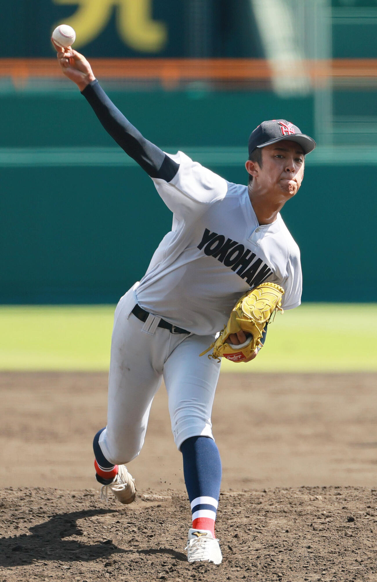横浜対沖縄尚学　4回裏、力投する横浜エース織田翔希（撮影・上山淳一）