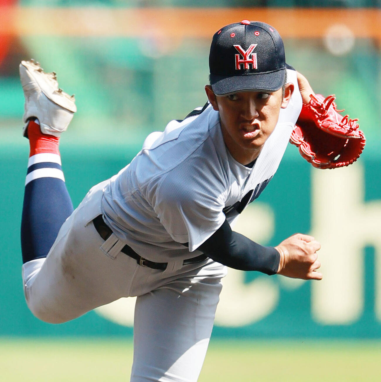 横浜対沖縄尚学　5回裏、力投する横浜エース織田翔希（撮影・上山淳一）