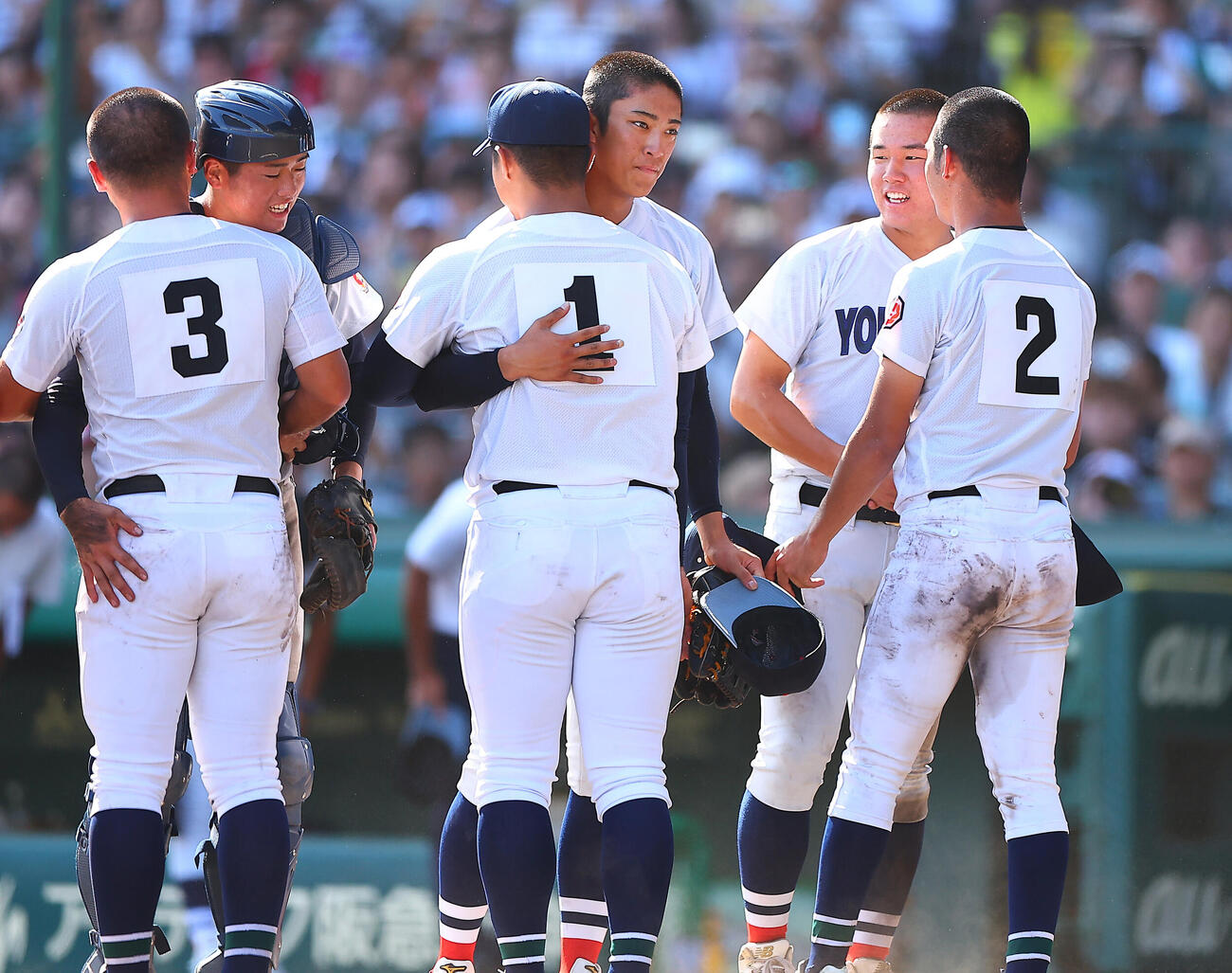 横浜対沖縄尚学　試合を終え、沖縄尚学・末吉良丞（手前中央）と抱き合う横浜・織田翔希（撮影・野上伸悟）