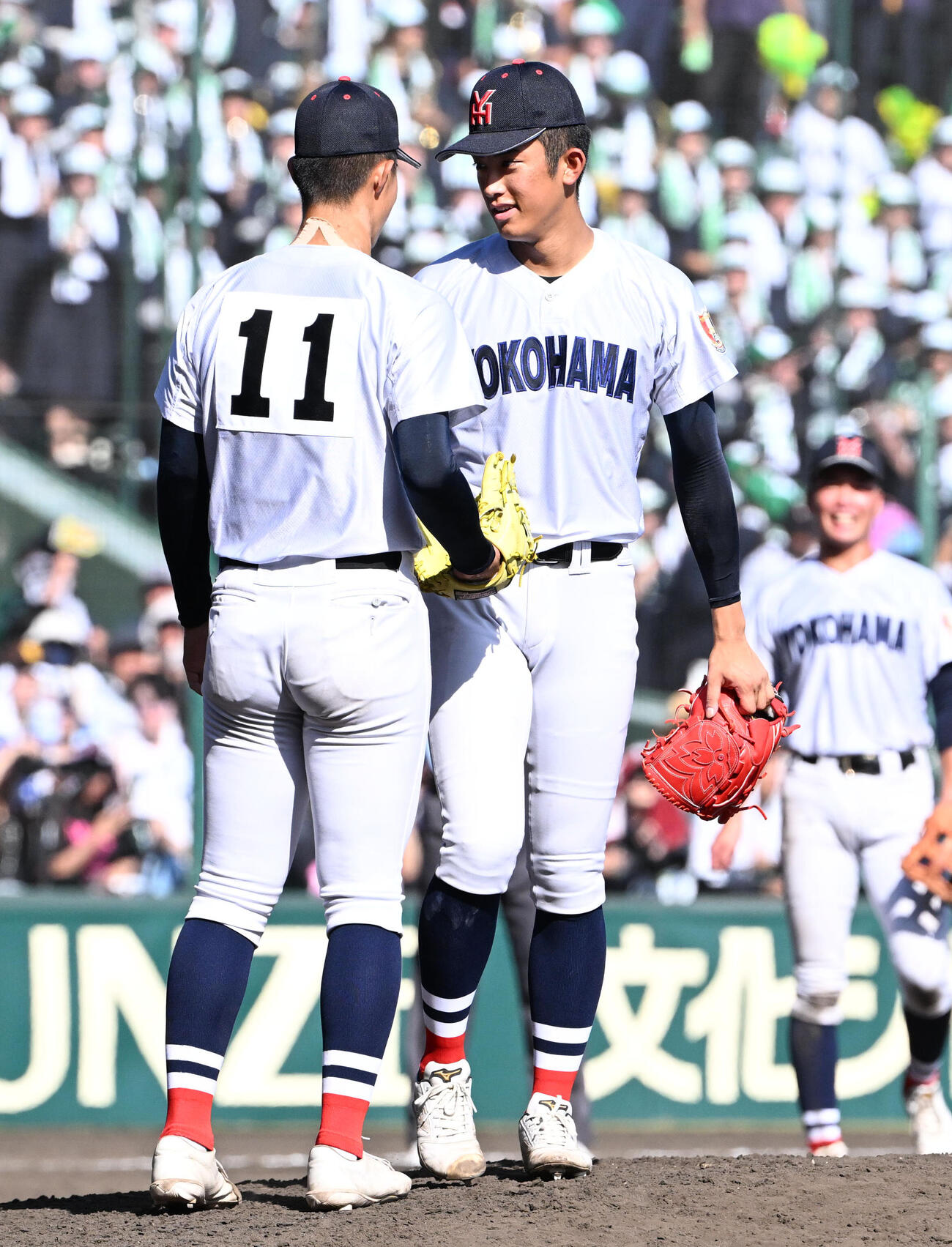 横浜対沖縄尚学　9回裏途中で登板する小林鉄三郎（左）と話し降板する織田翔希（撮影・石井愛子）
