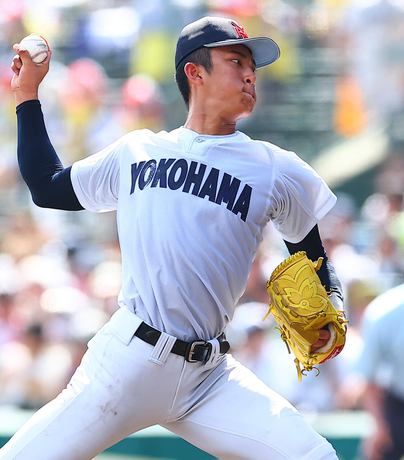 横浜対沖縄尚学　力投する横浜先発の織田翔希（撮影・野上伸悟）