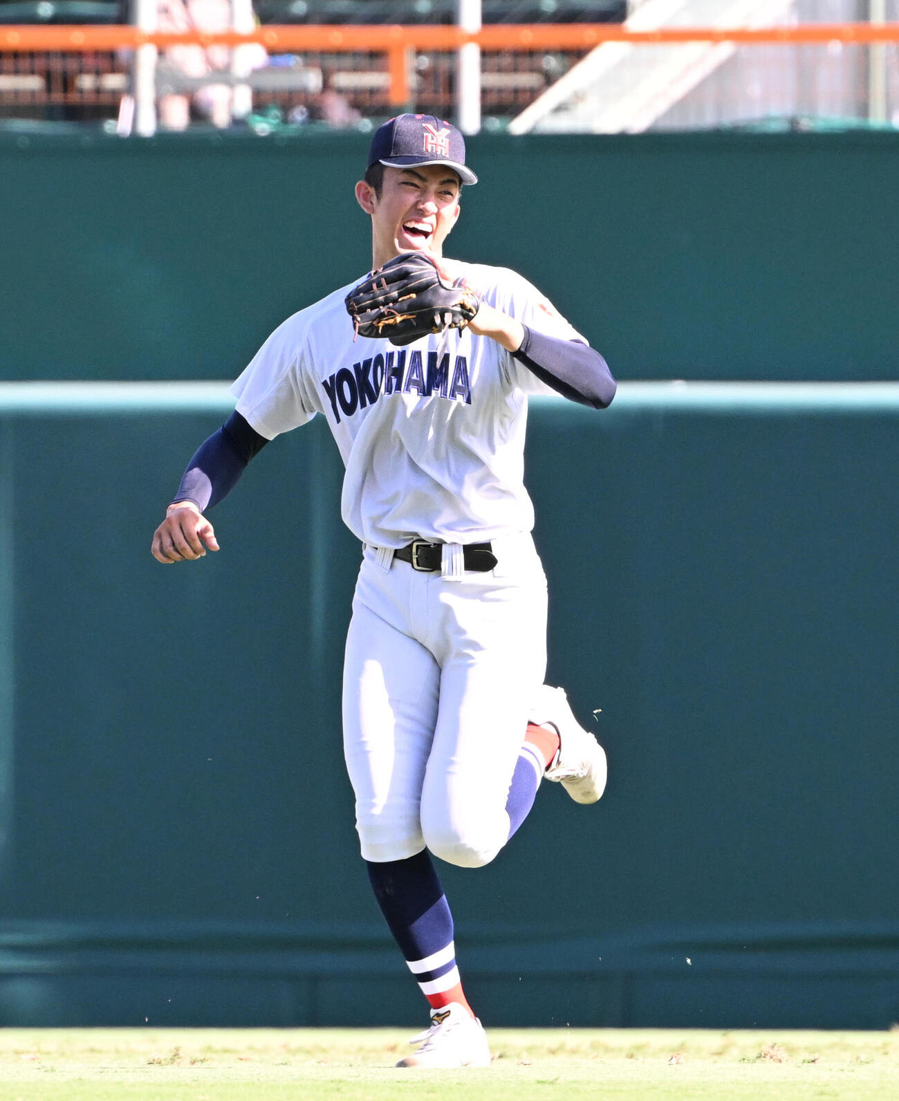 横浜対沖縄尚学　沖縄尚学に勝利し笑顔で整列に向かう織田翔希（撮影・石井愛子）