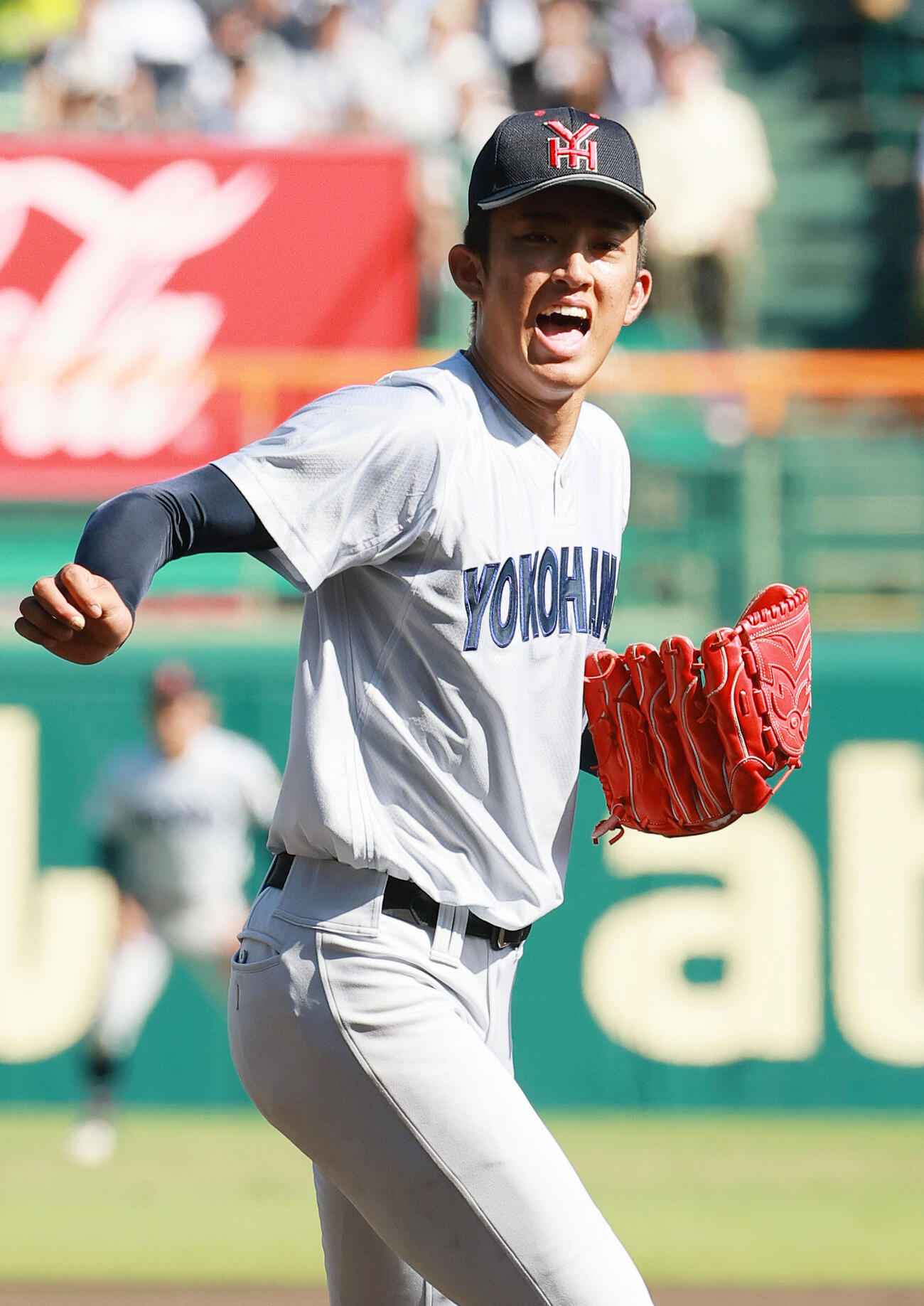 横浜対沖縄尚学　7回裏沖縄尚学2死三塁、織田翔希は仲村虹星から空振り三振を奪い気迫の表情（撮影・上山淳一）