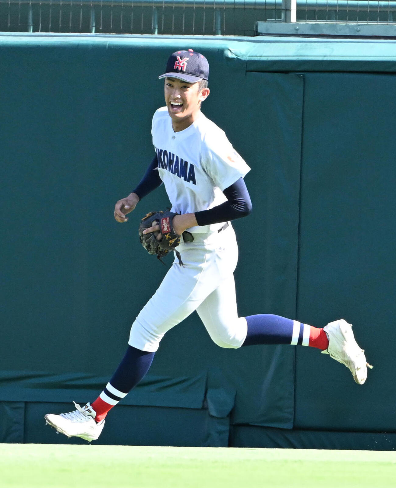 横浜対沖縄尚学　沖縄尚学に勝利し笑顔で整列に向かう織田翔希（撮影・石井愛子）