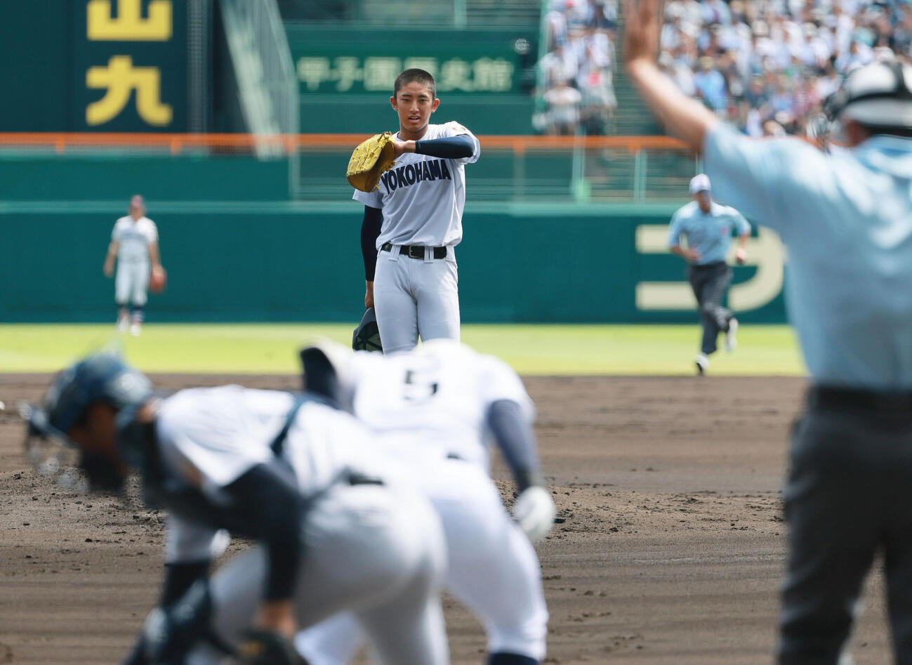 横浜対沖縄尚学　1回裏沖縄尚学1死、織田翔希は玉那覇宝生に死球を当て帽子を取る（撮影・上山淳一）