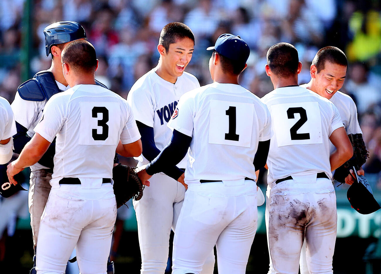 横浜対沖縄尚学　試合を終え、沖縄尚学・末吉良丞（手前中央）と笑顔で健闘をたたえ合う横浜・織田翔希（撮影・野上伸悟）