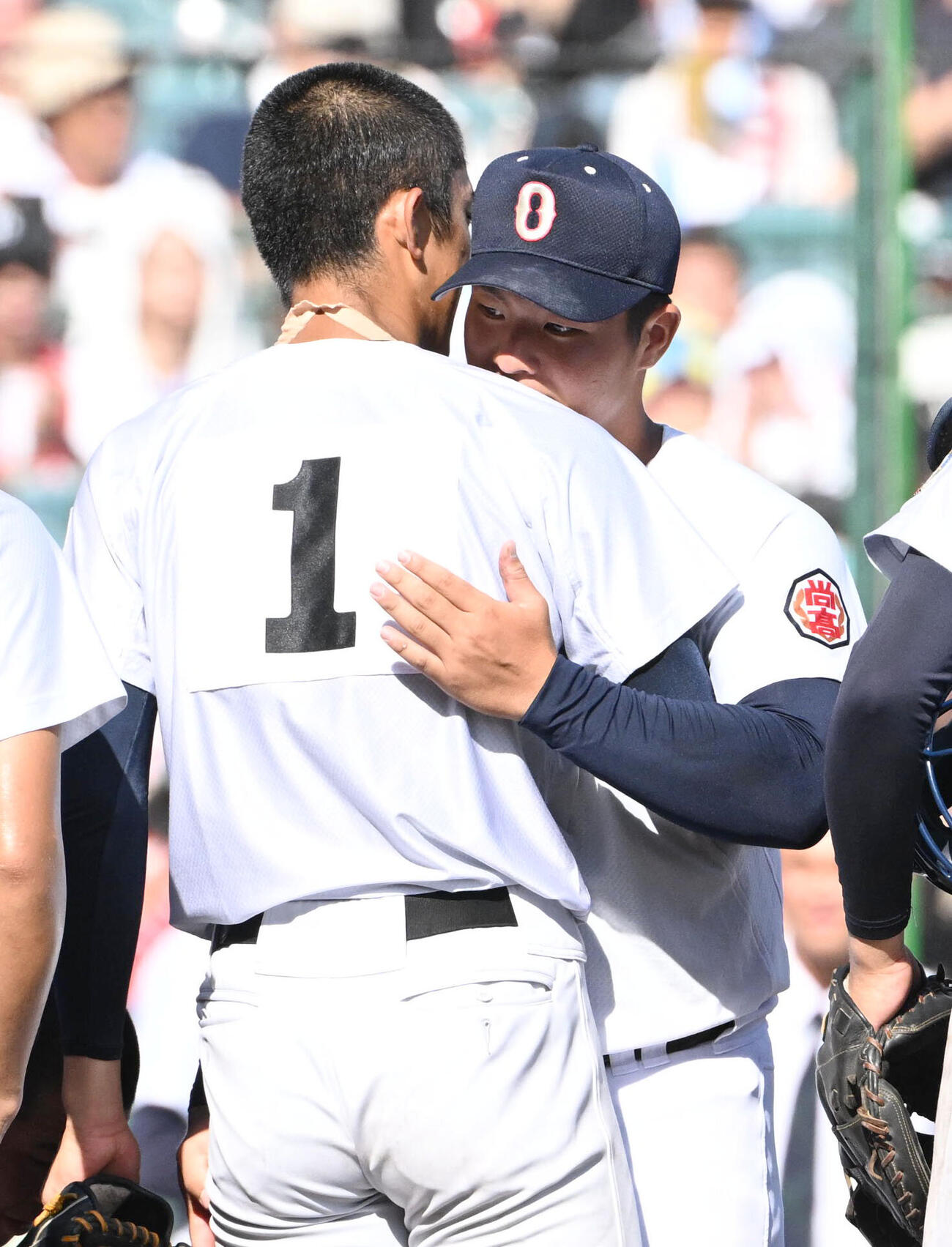 横浜対沖縄尚学　試合後、横浜・織田翔希（左）と抱き合う沖縄尚学・末吉良丞（撮影・石井愛子）