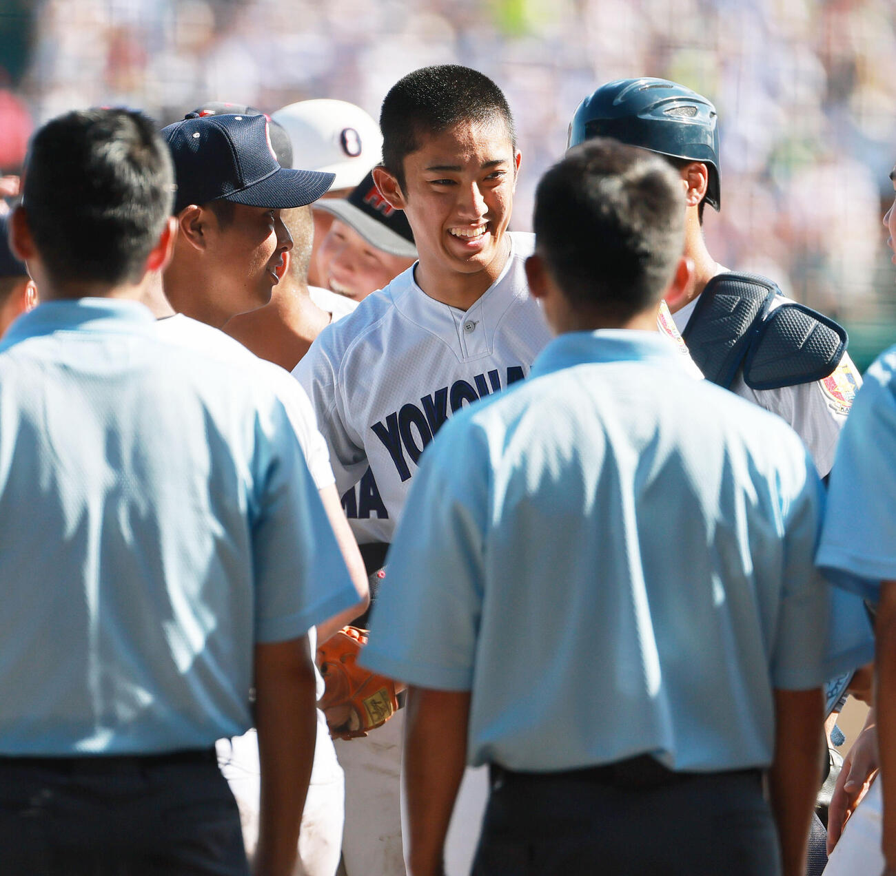 横浜対沖縄尚学　試合後、互いの健闘をたたえ合う沖縄尚学の末吉良丞（左）と横浜の織田翔希（撮影・上山淳一）