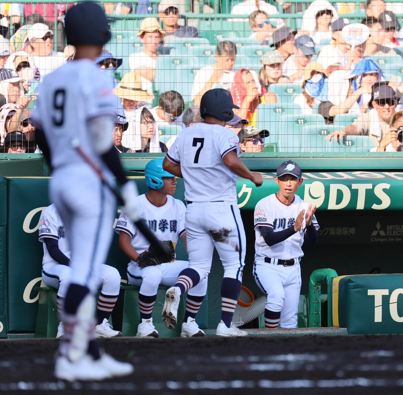 高川学園対高岡商　2回表高川学園1死満塁。田中良典の先制犠飛で生還した吉田唯人を迎える高川学園・松本祐一郎監督（撮影・宮崎幸一）