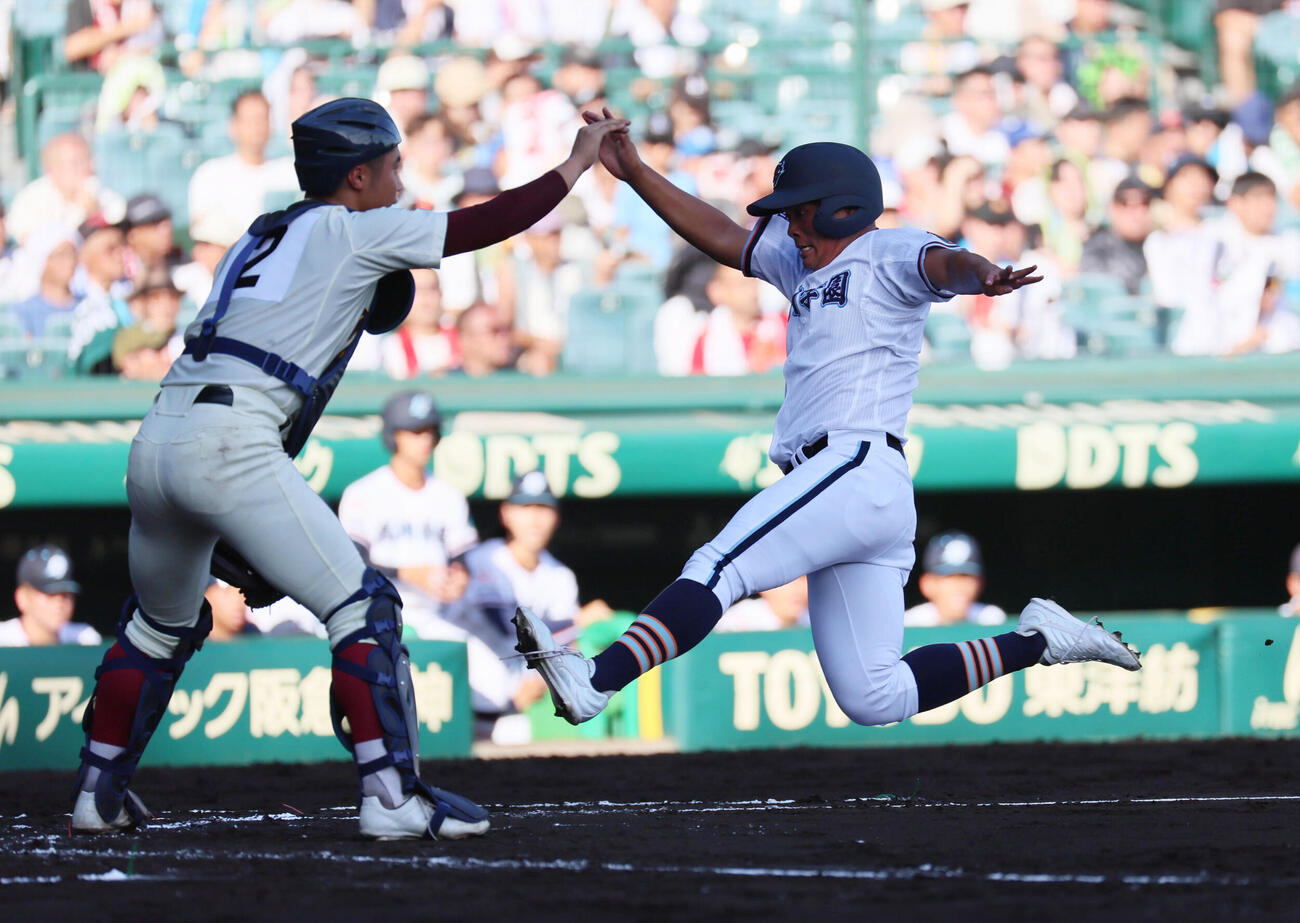 高川学園対高岡商　2回表高川学園1死満塁。吉田唯人は田中良典の先制犠飛で生還する（撮影・宮崎幸一）