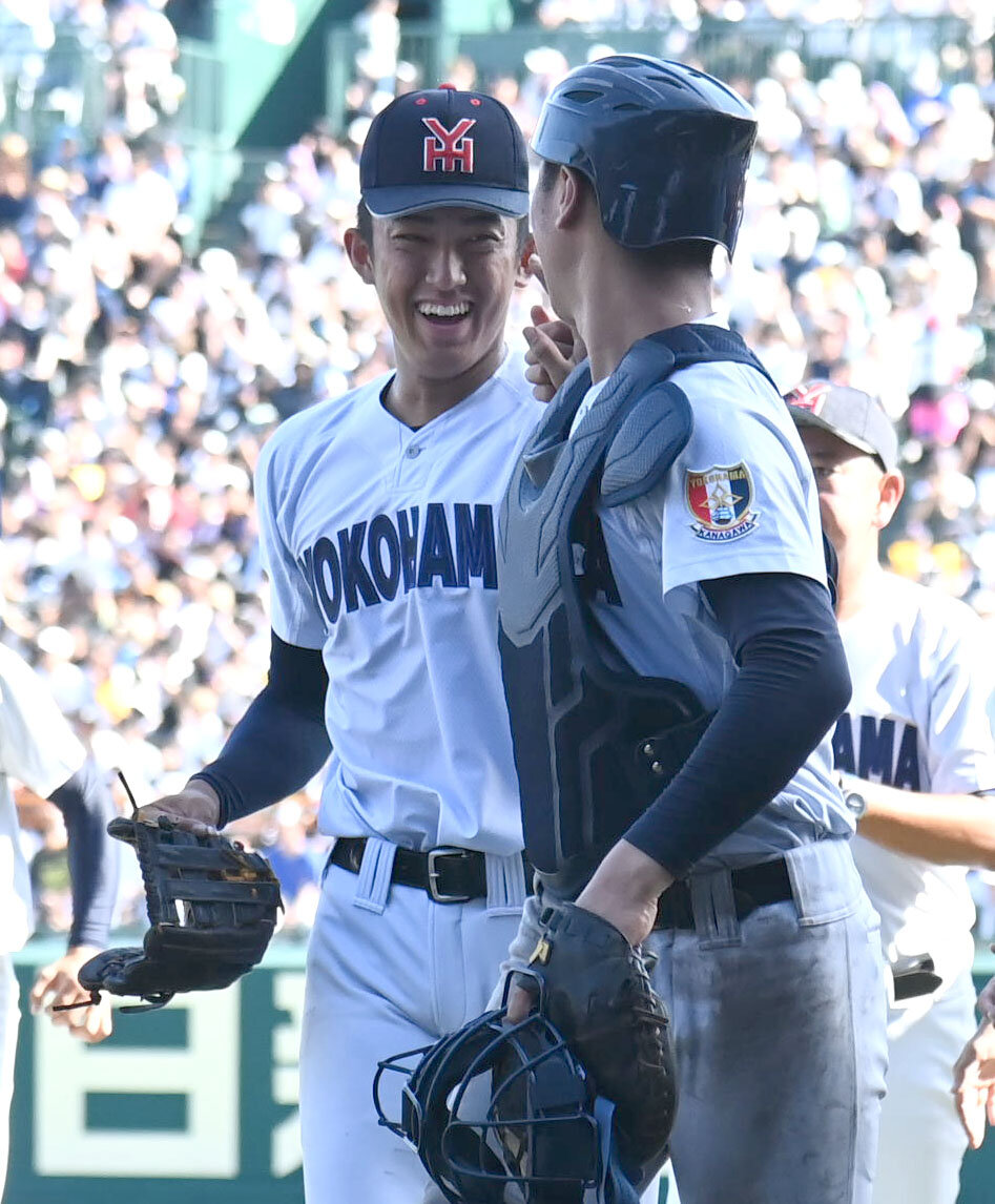 横浜対沖縄尚学　試合終了後、横浜の脇山魁音捕手（右）と手を合わせる織田翔希（撮影・石井愛子）