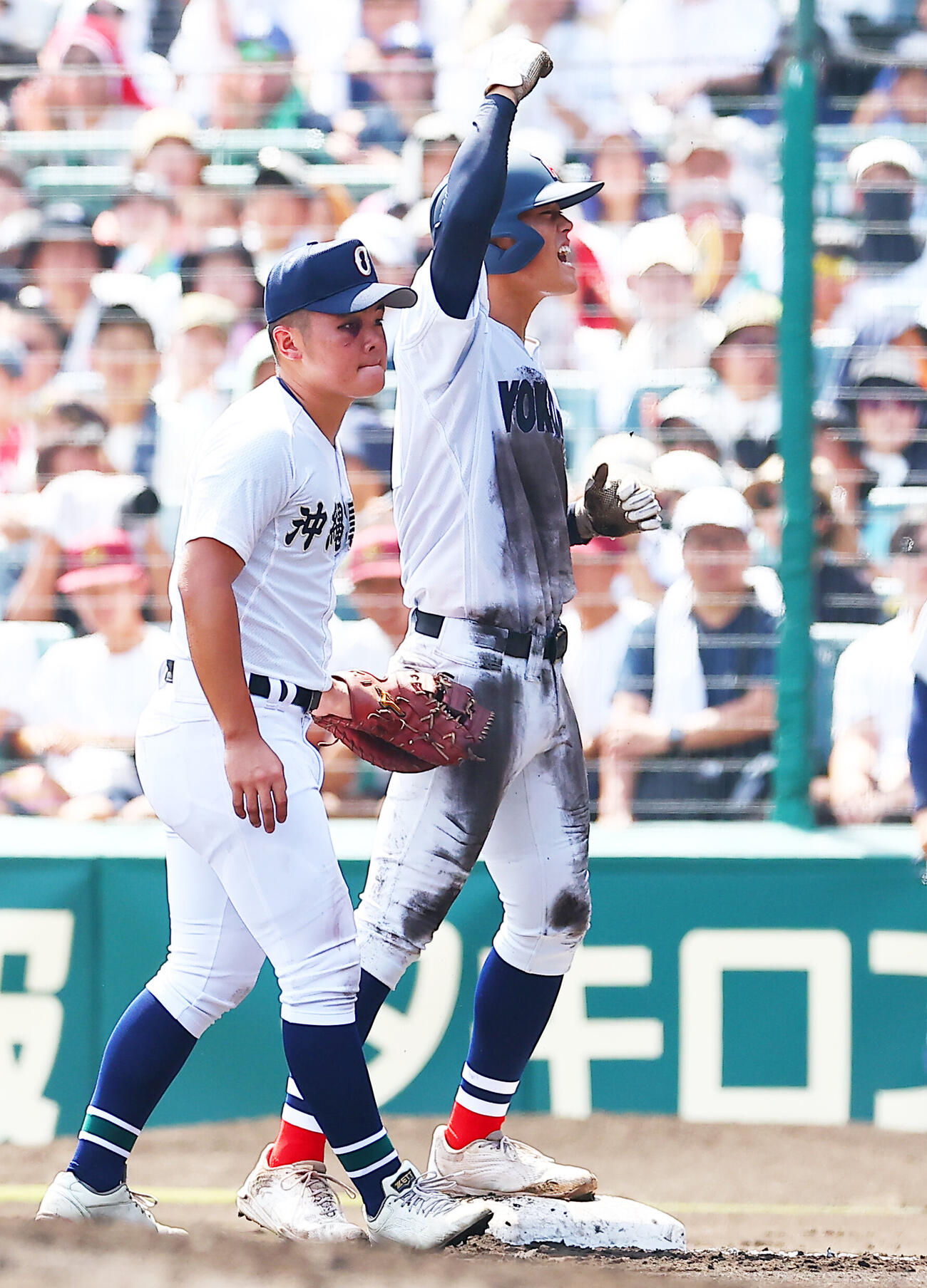 横浜対沖縄尚学　2回表横浜2死二塁、先制適時安打を放ち喜ぶ脇山魁音（撮影・野上伸悟）