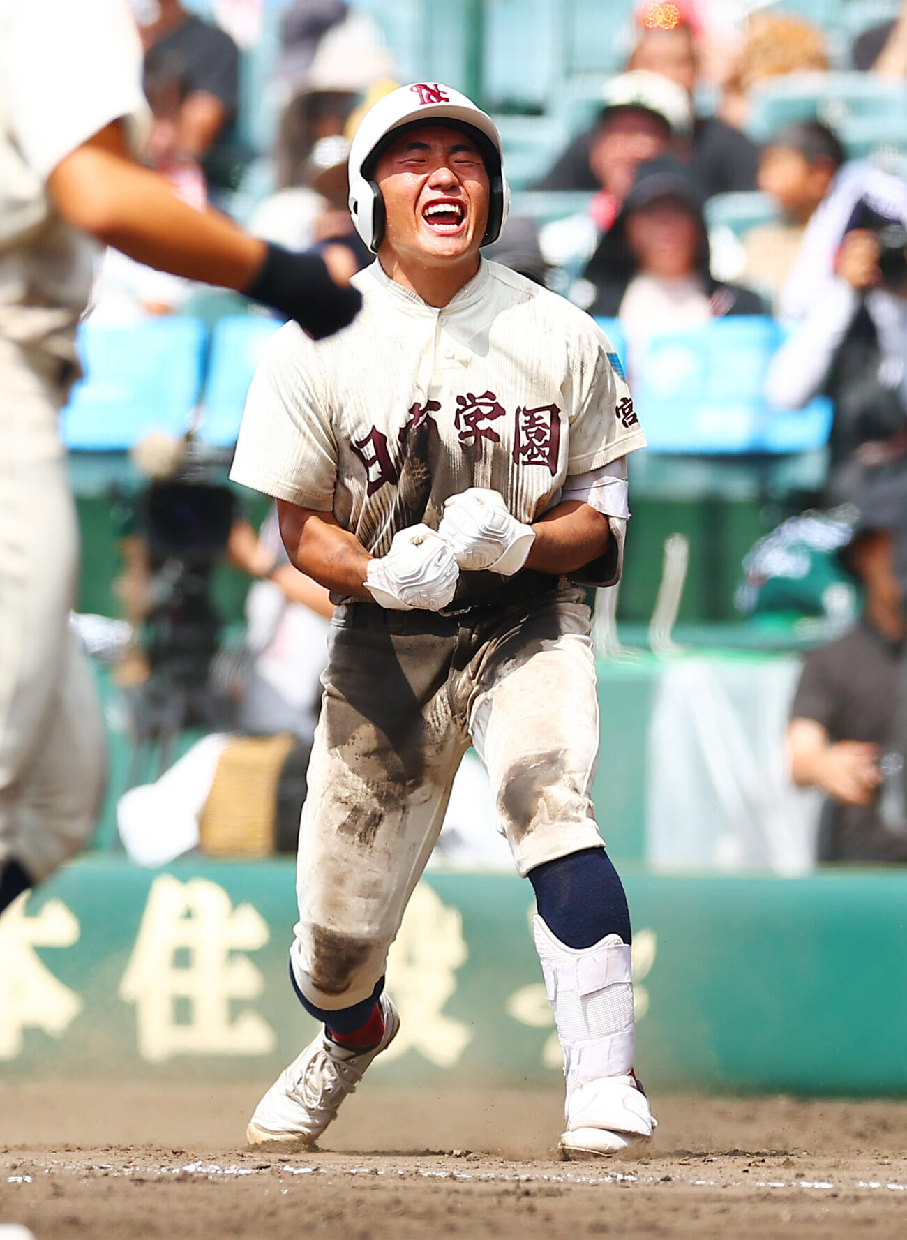 明徳義塾対日南学園　9回裏日南学園2死一、二塁、サヨナラ安打を放ち喜ぶ豊丸蒼大（撮影・野上伸悟）